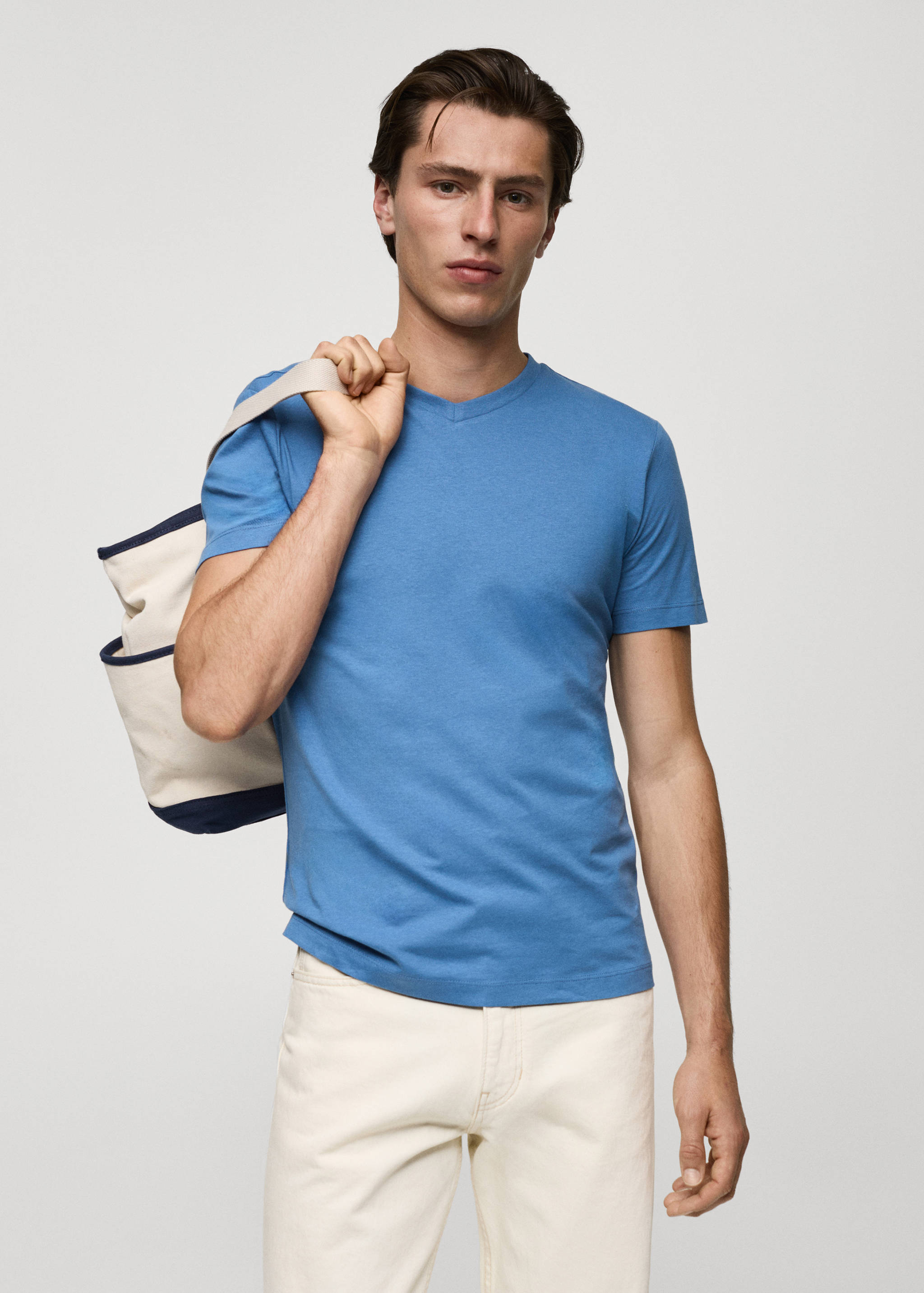 Camiseta slim fit algodón cuello pico - Plano medio