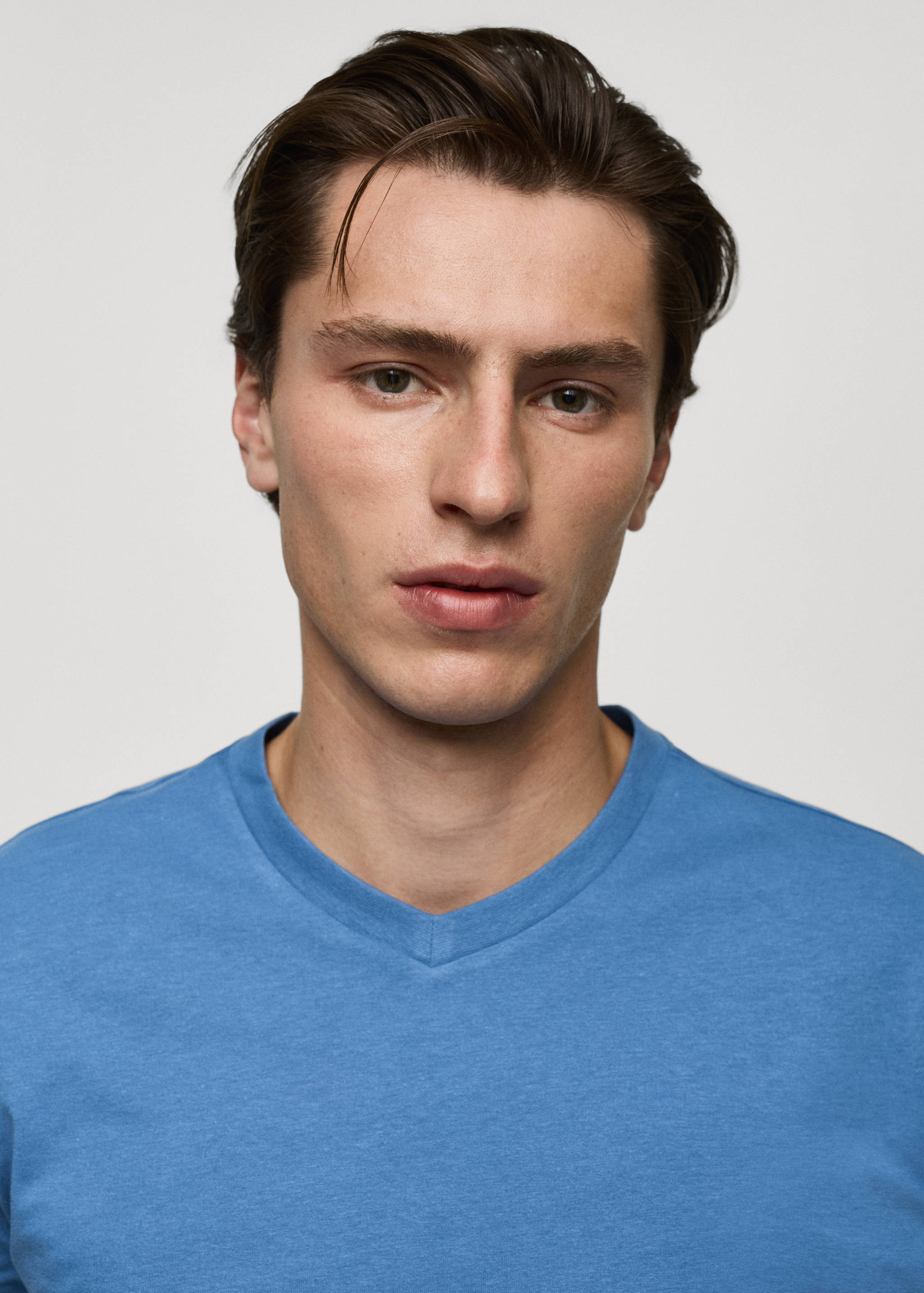 Camiseta slim fit algodón cuello pico - Detalle del artículo 1