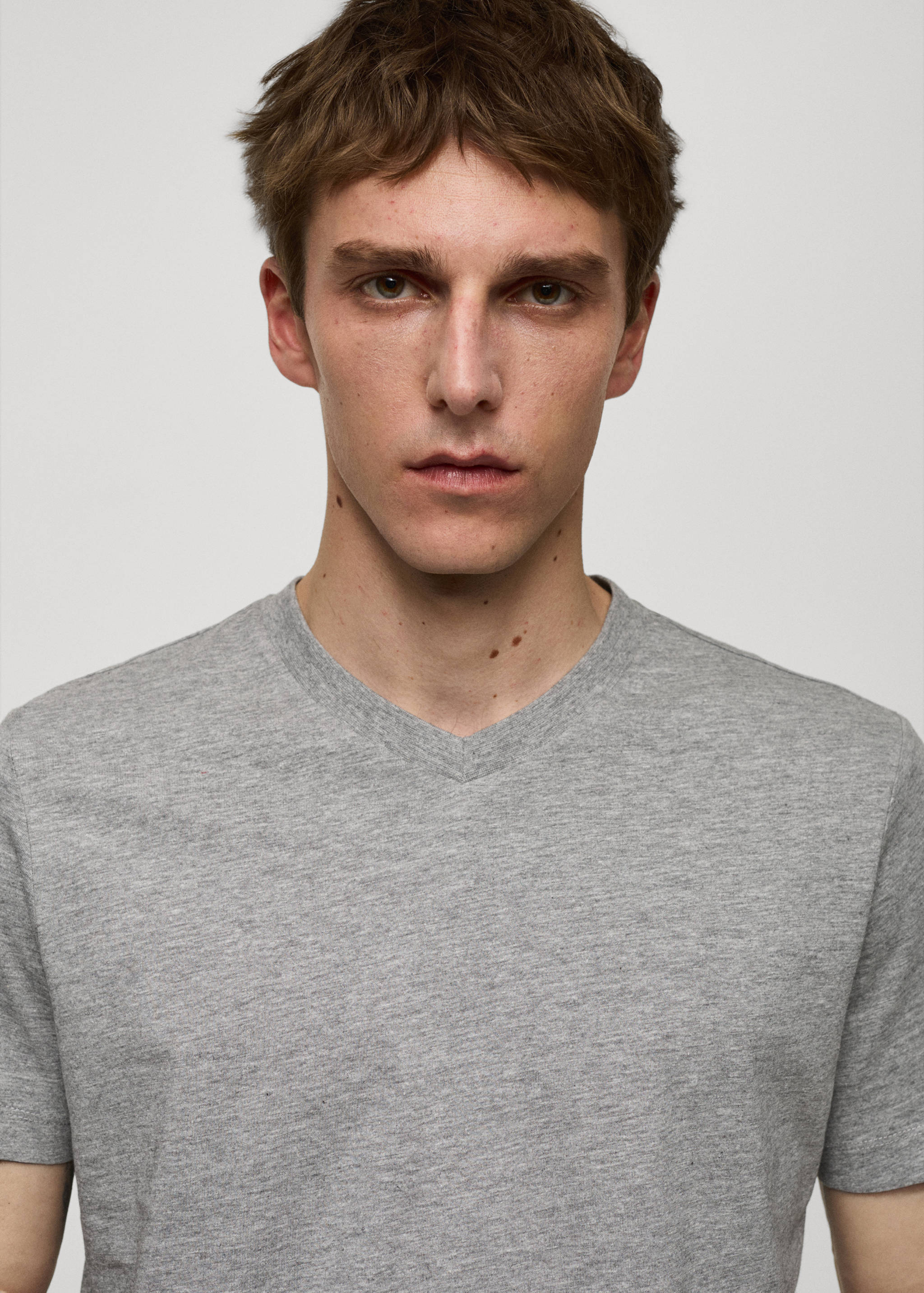 Camiseta slim fit algodón cuello pico - Detalle del artículo 1