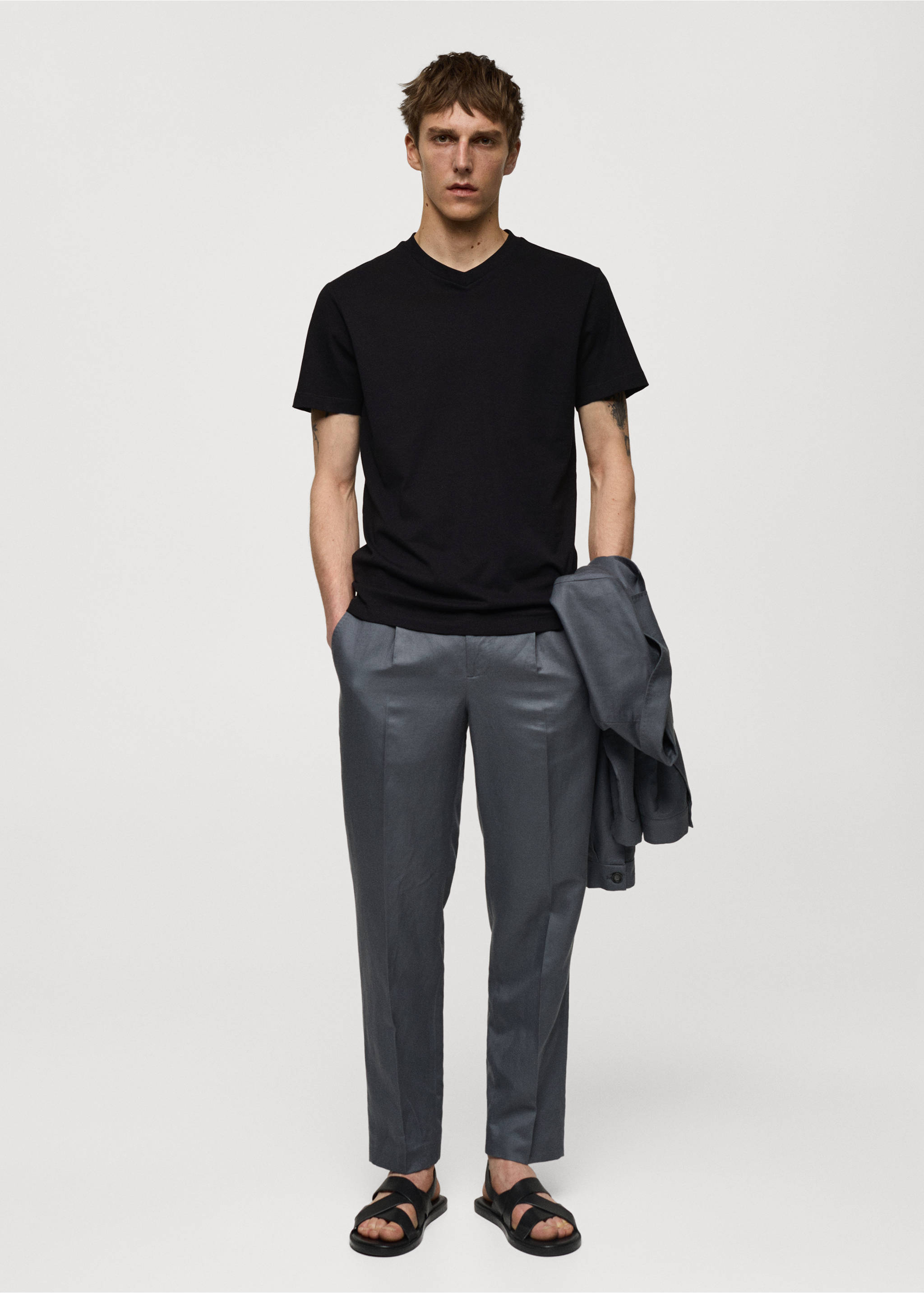 Slim-Fit-T-Shirt aus Baumwolle mit V-Ausschnitt - Allgemeine Ansicht, Schwarz. Ref: 77080584-00.