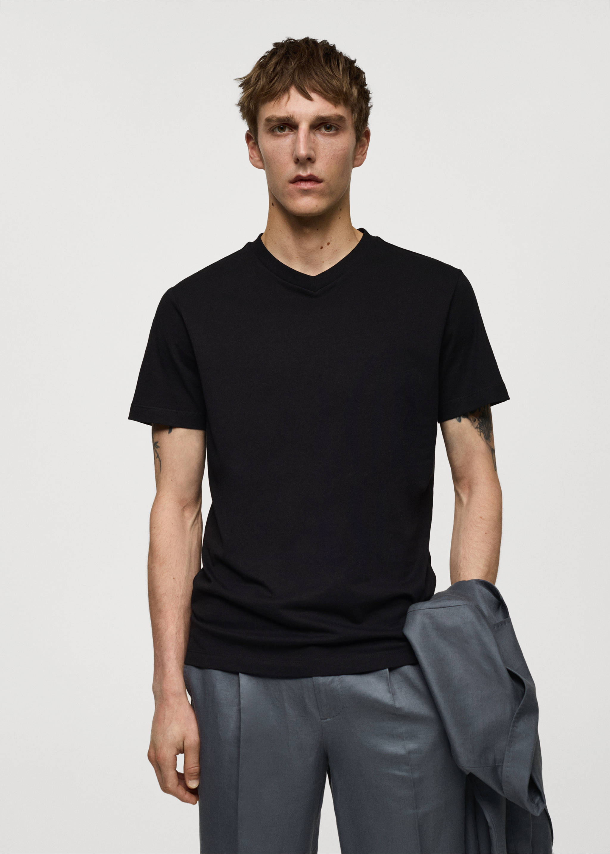 Slim-Fit-T-Shirt aus Baumwolle mit V-Ausschnitt - Mittlere Ansicht, Schwarz. Ref: 77080584-00.