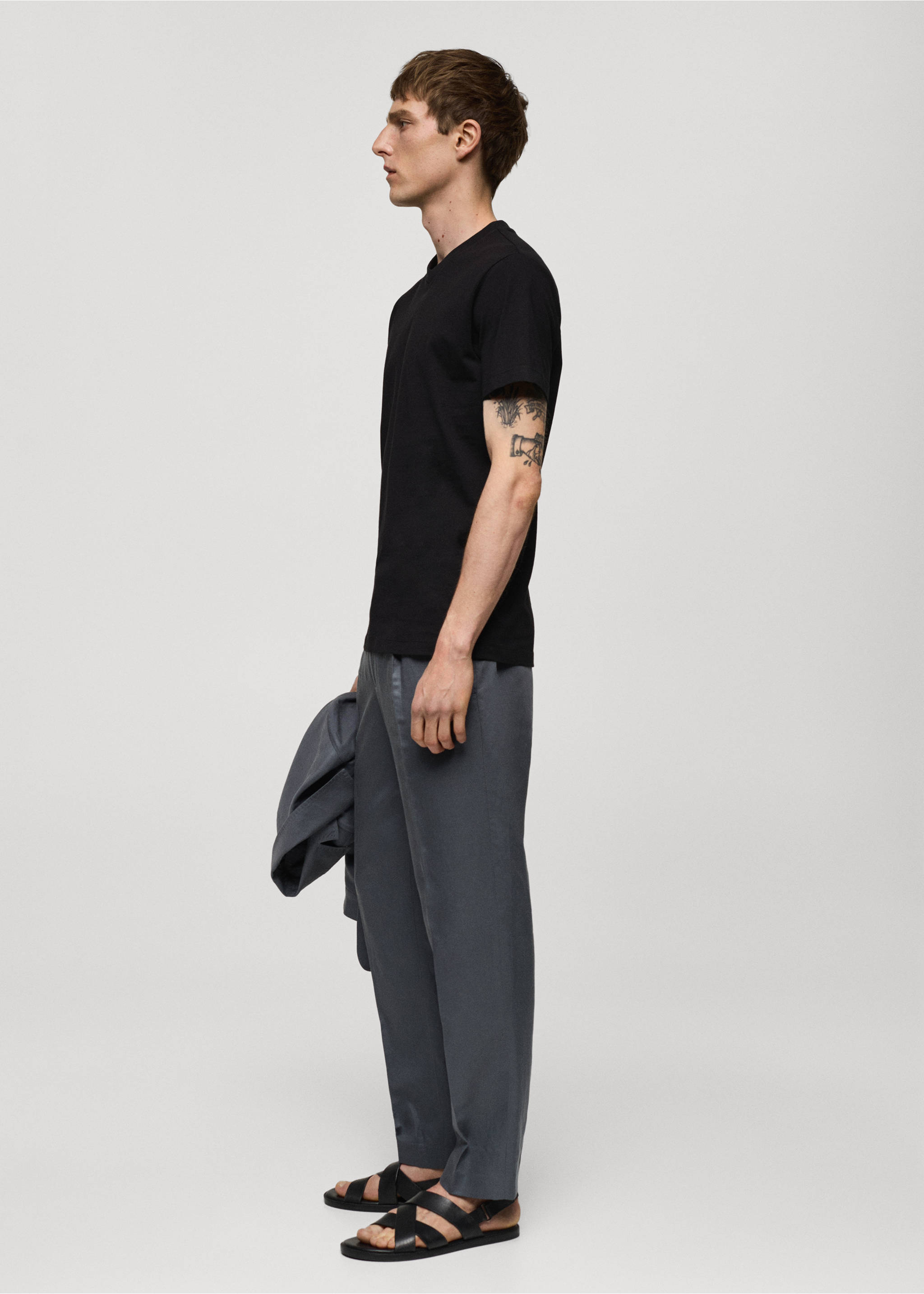 Slim-Fit-T-Shirt aus Baumwolle mit V-Ausschnitt - Detail des Artikels 2, Schwarz. Ref: 77080584-00.