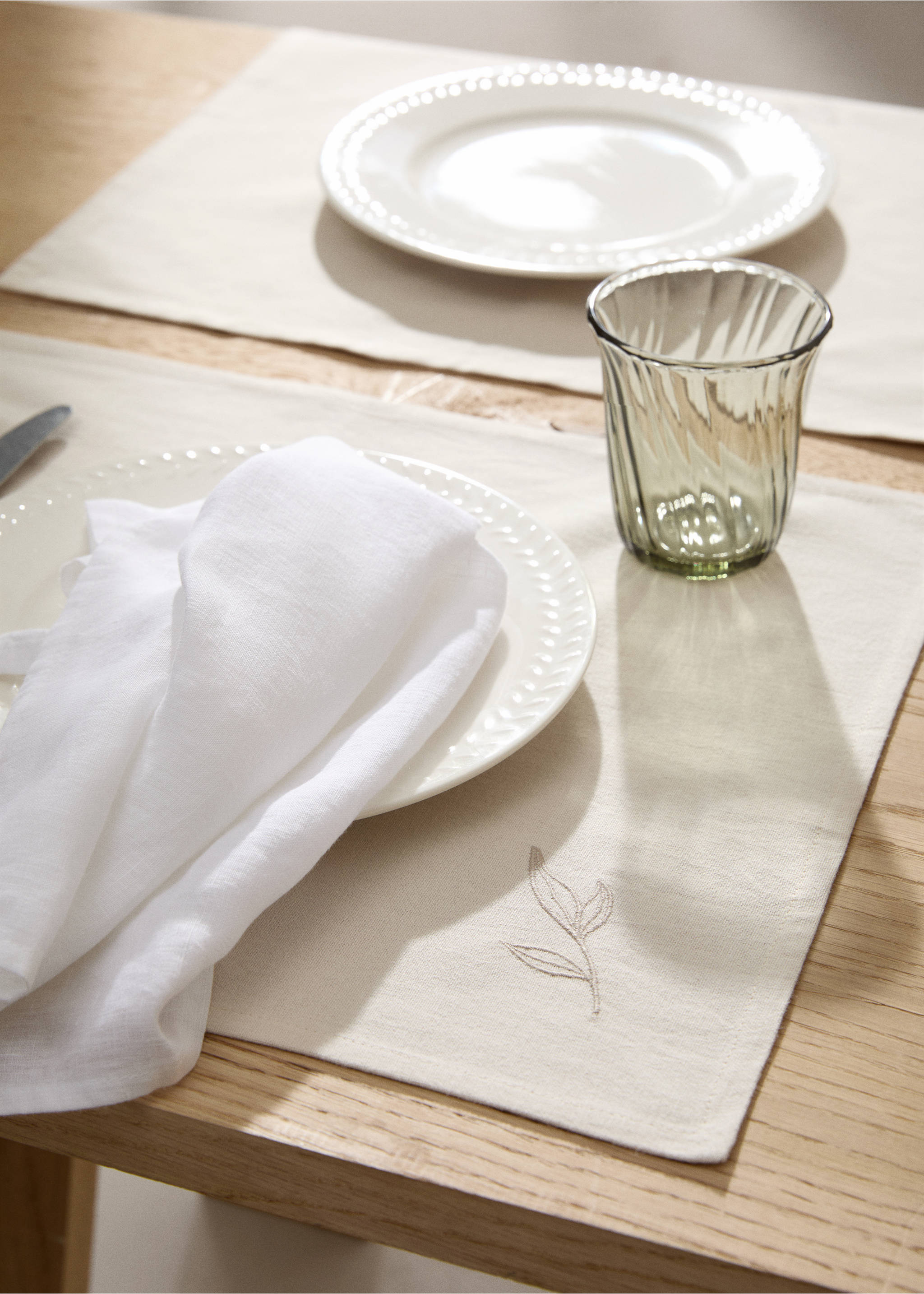 Bavlněné prostírání s vyšívaným listem - Celkový náhled, Písková. Ref: 77080605-00.