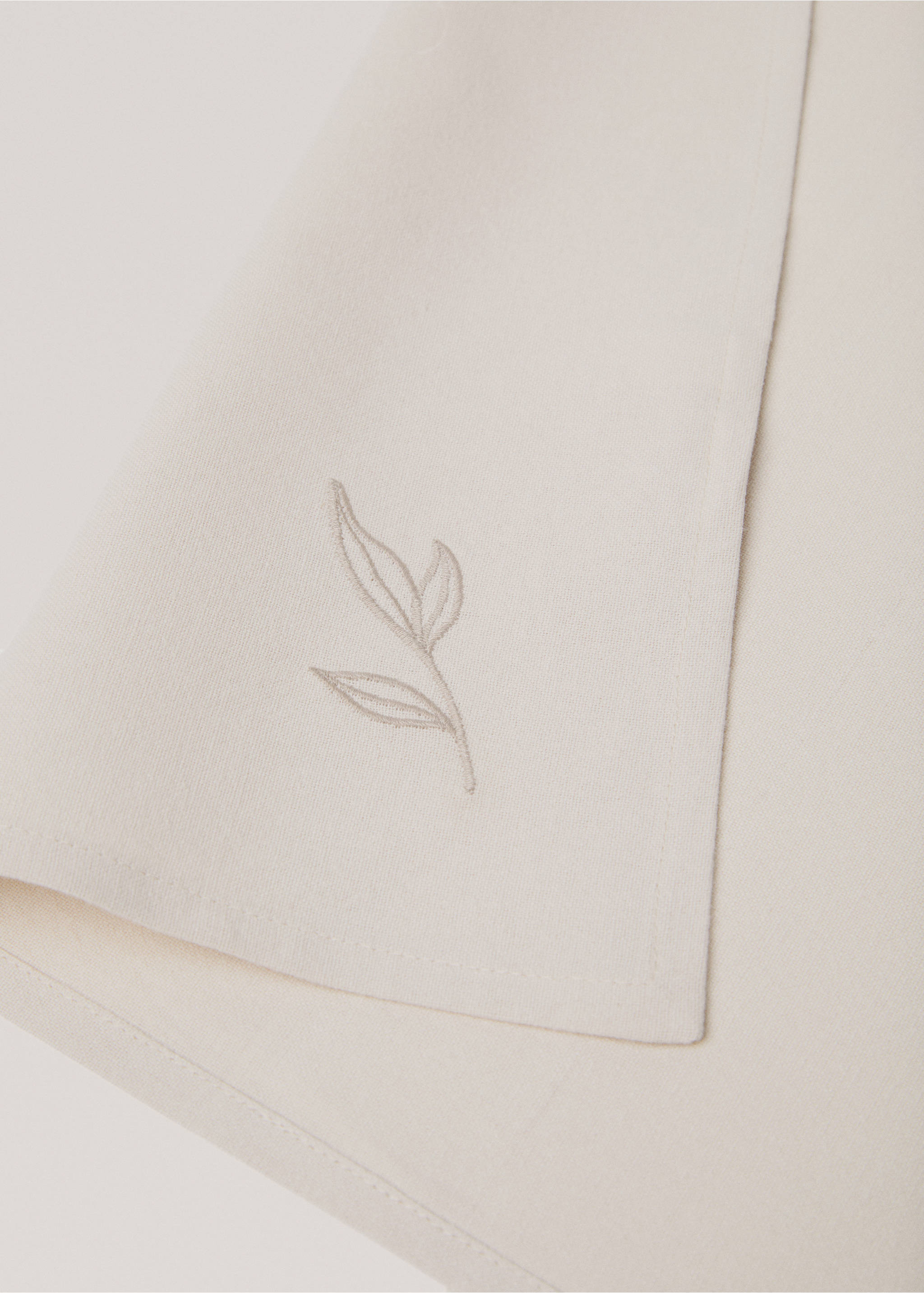 Bavlněné prostírání s vyšívaným listem - Detail zboží 1, Písková. Ref: 77080605-00.