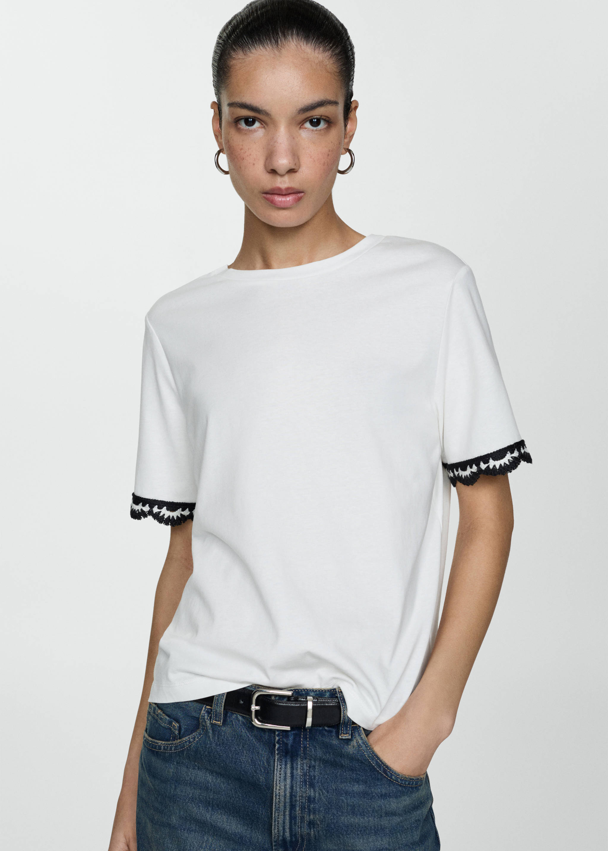 Camiseta mangas detalle crochet - Plano medio