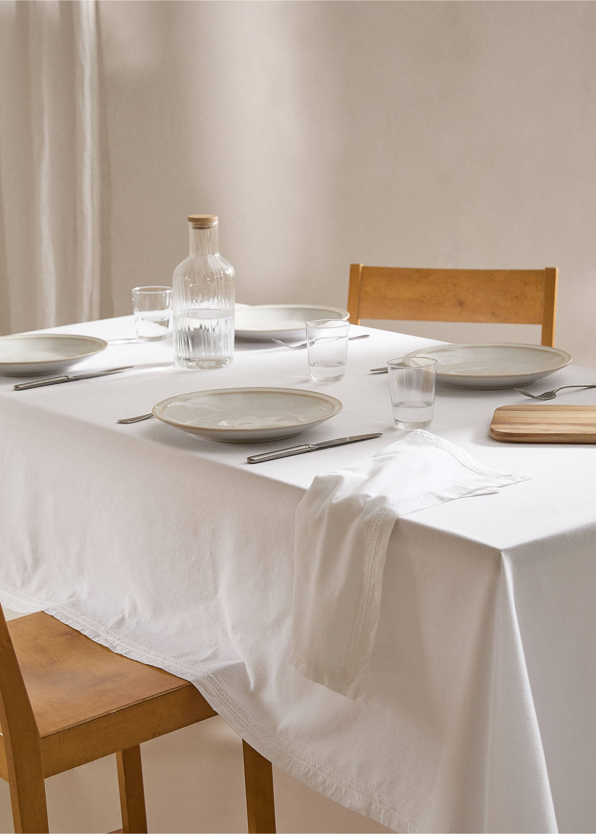 Tablecloth with lace detail for 6 to 8 diners - General plane, Off White. Ref: 77080631-00.