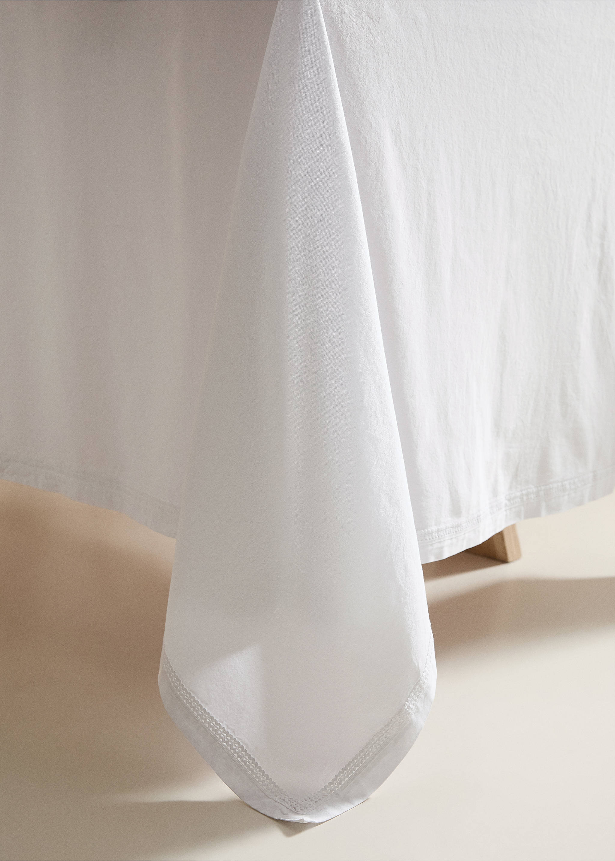 Tablecloth with lace detail for 6 to 8 diners - Details of the article 8, Off White. Ref: 77080631-00.