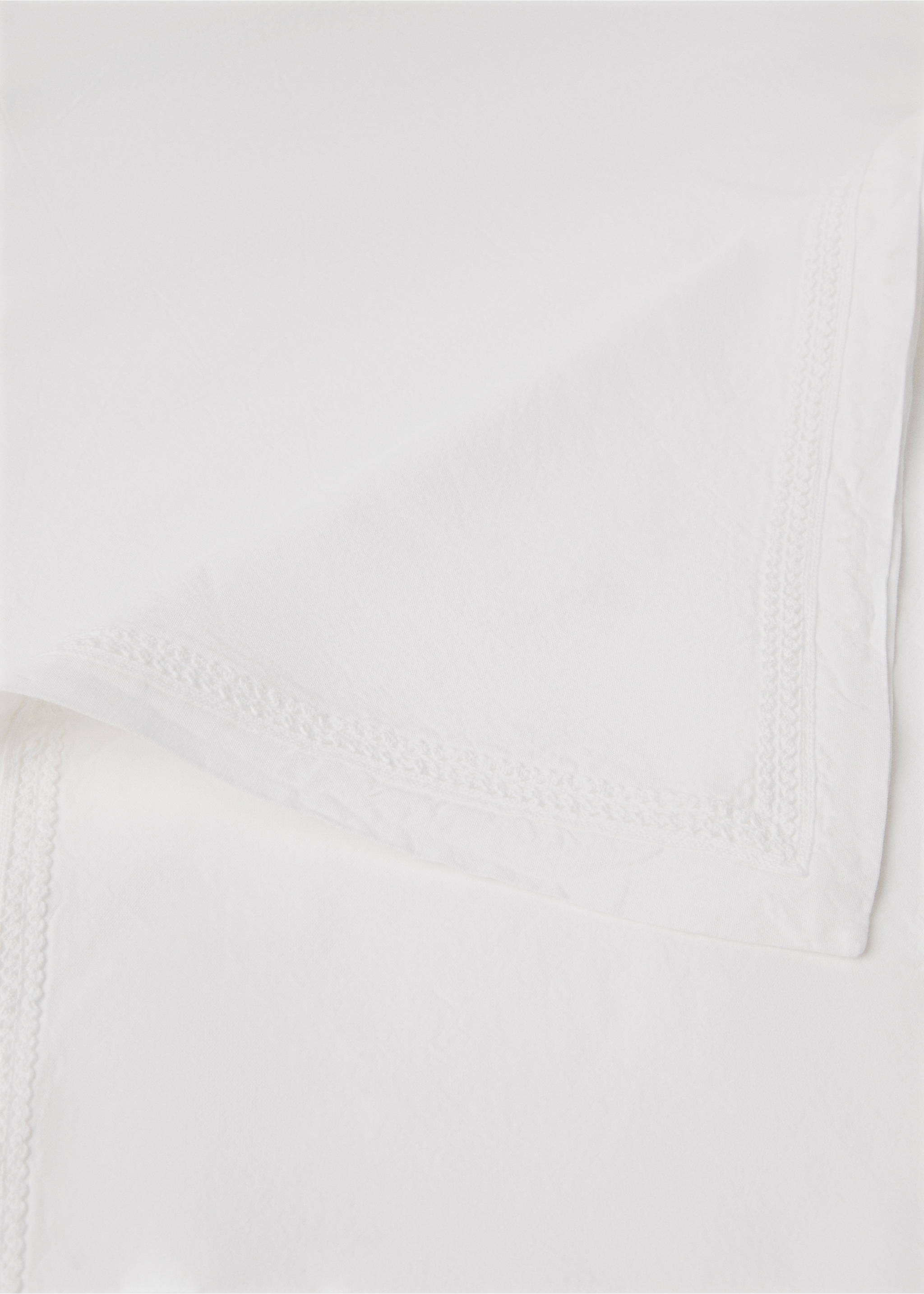 Tablecloth with lace detail for 6 to 8 diners - Details of the article 1, Off White. Ref: 77080631-00.