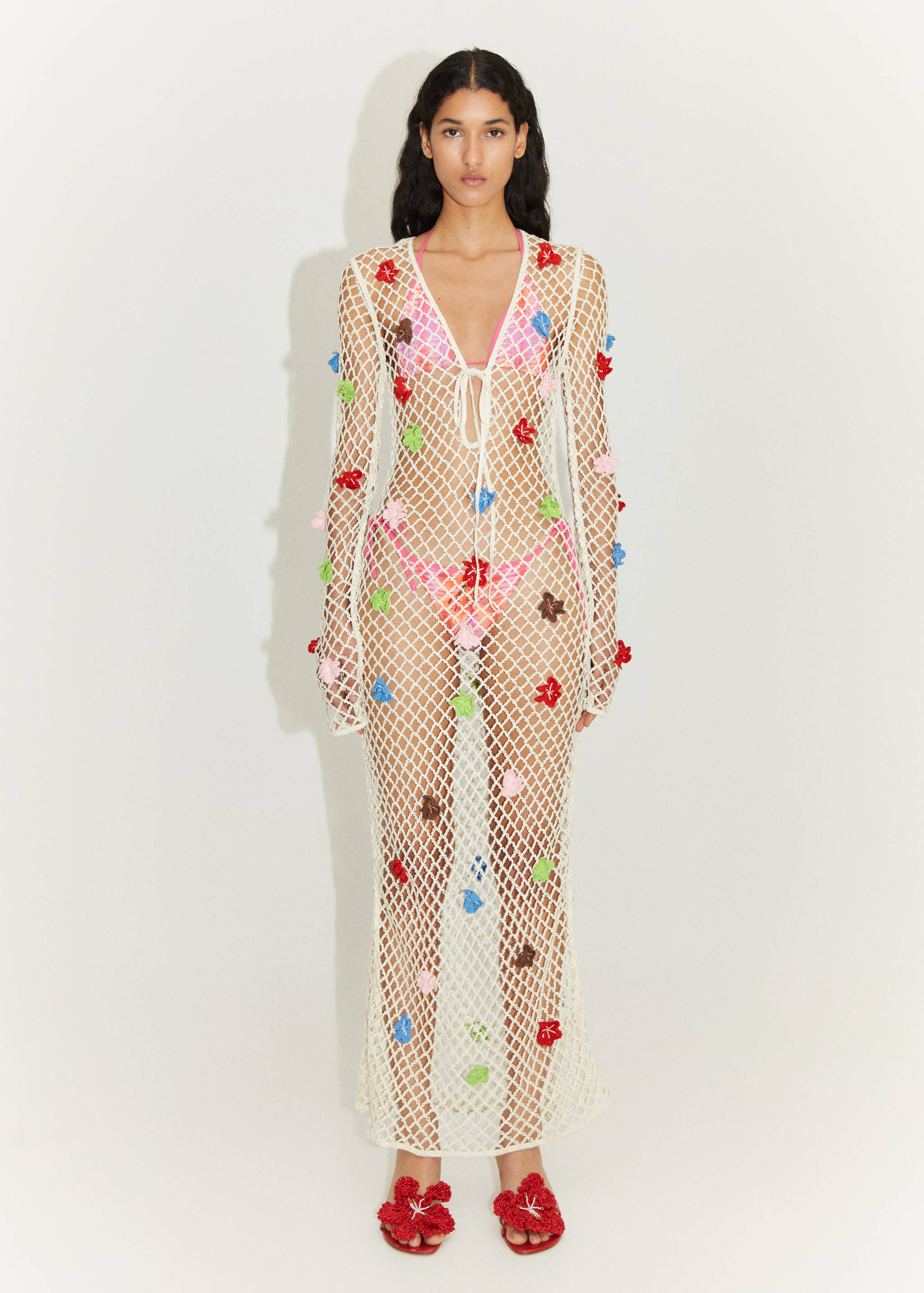 Knitted dress with decorative flowers - General plane