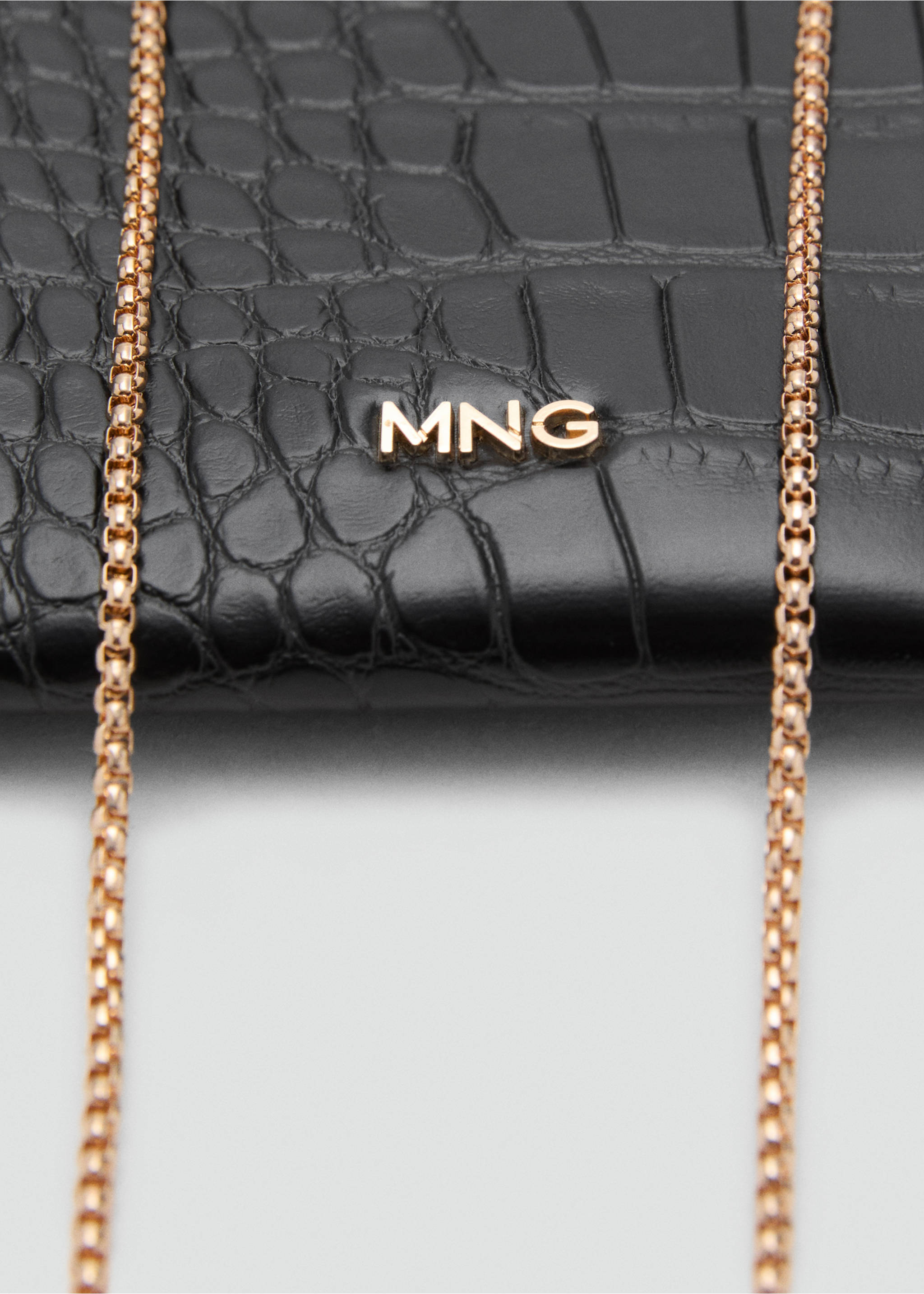 Crocodile-effect cell phone case - Details of the article 1, Black. Ref: 77081014-00.