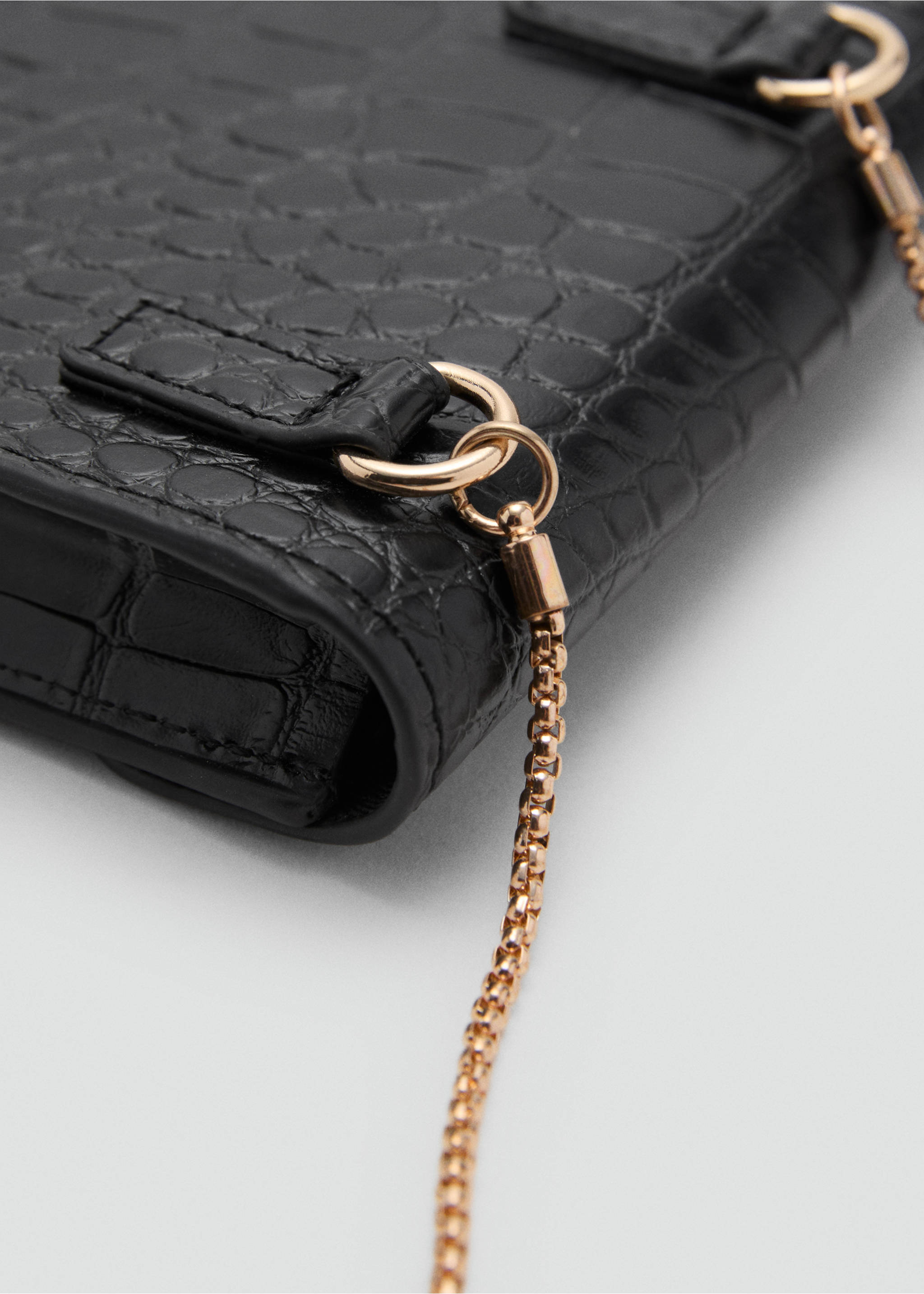 Crocodile-effect cell phone case - Details of the article 3, Black. Ref: 77081014-00.