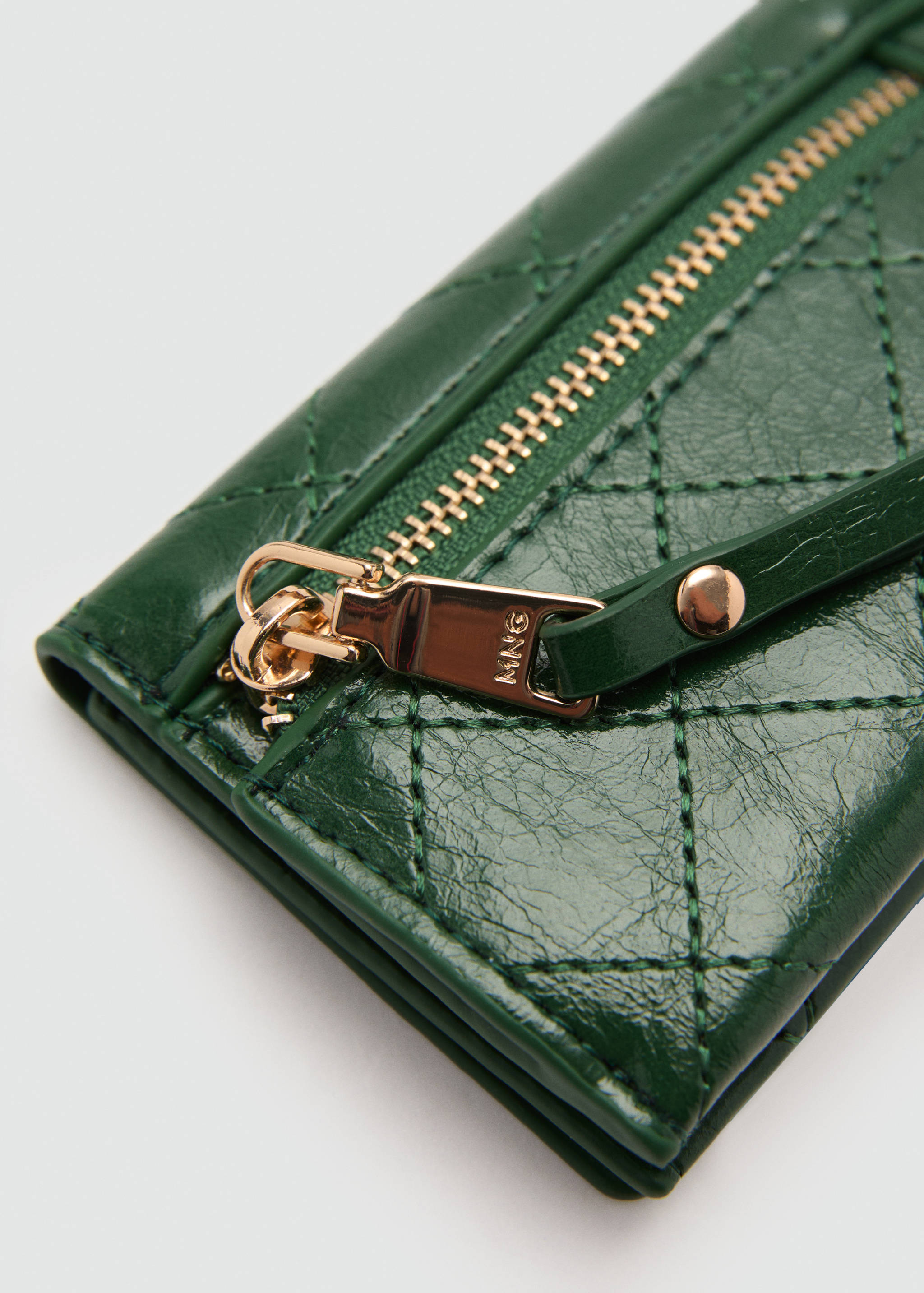 Coin purse with flap and decorative stitching - Details of the article 1