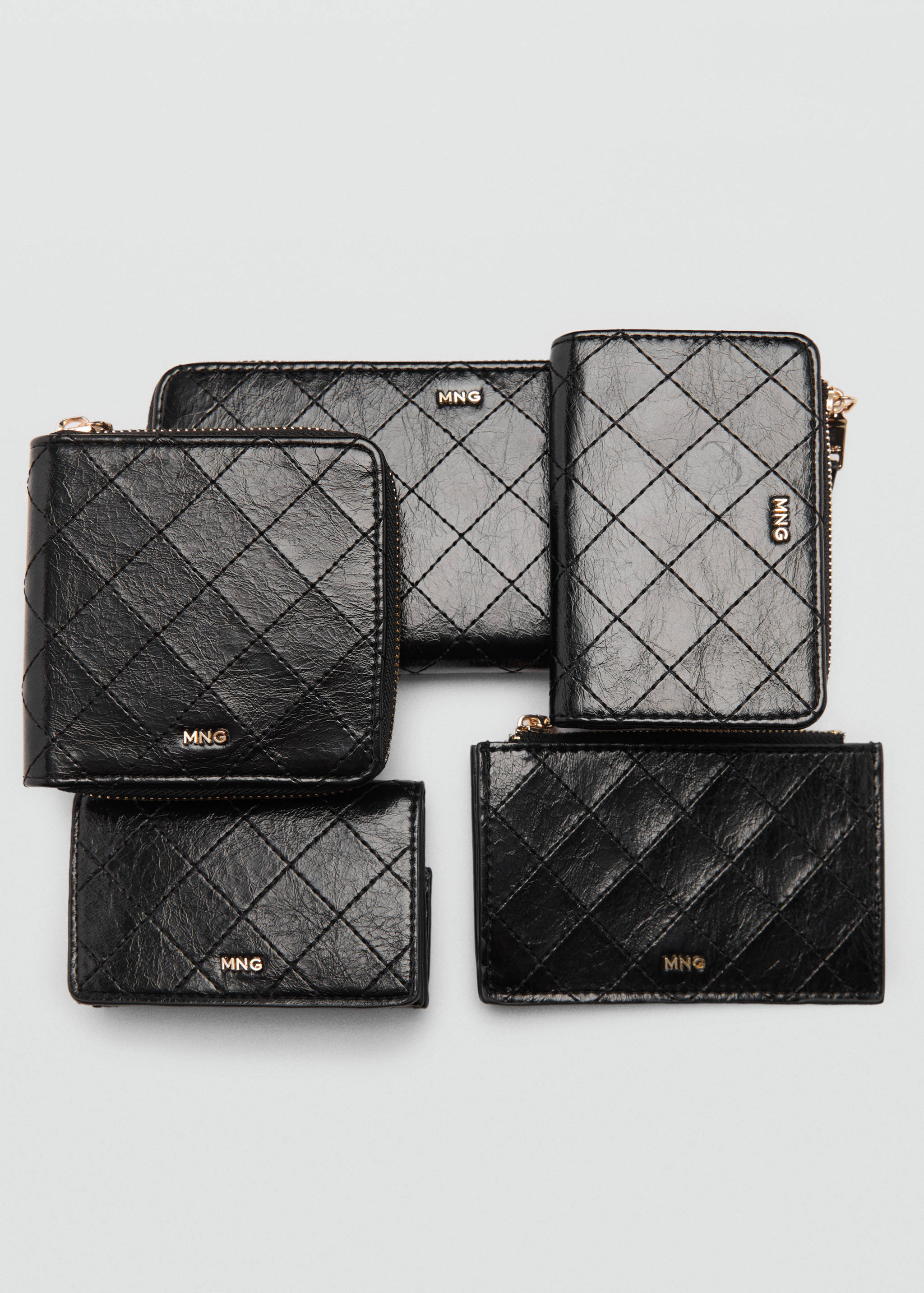Coin purse with flap and decorative stitching - Details of the article 3