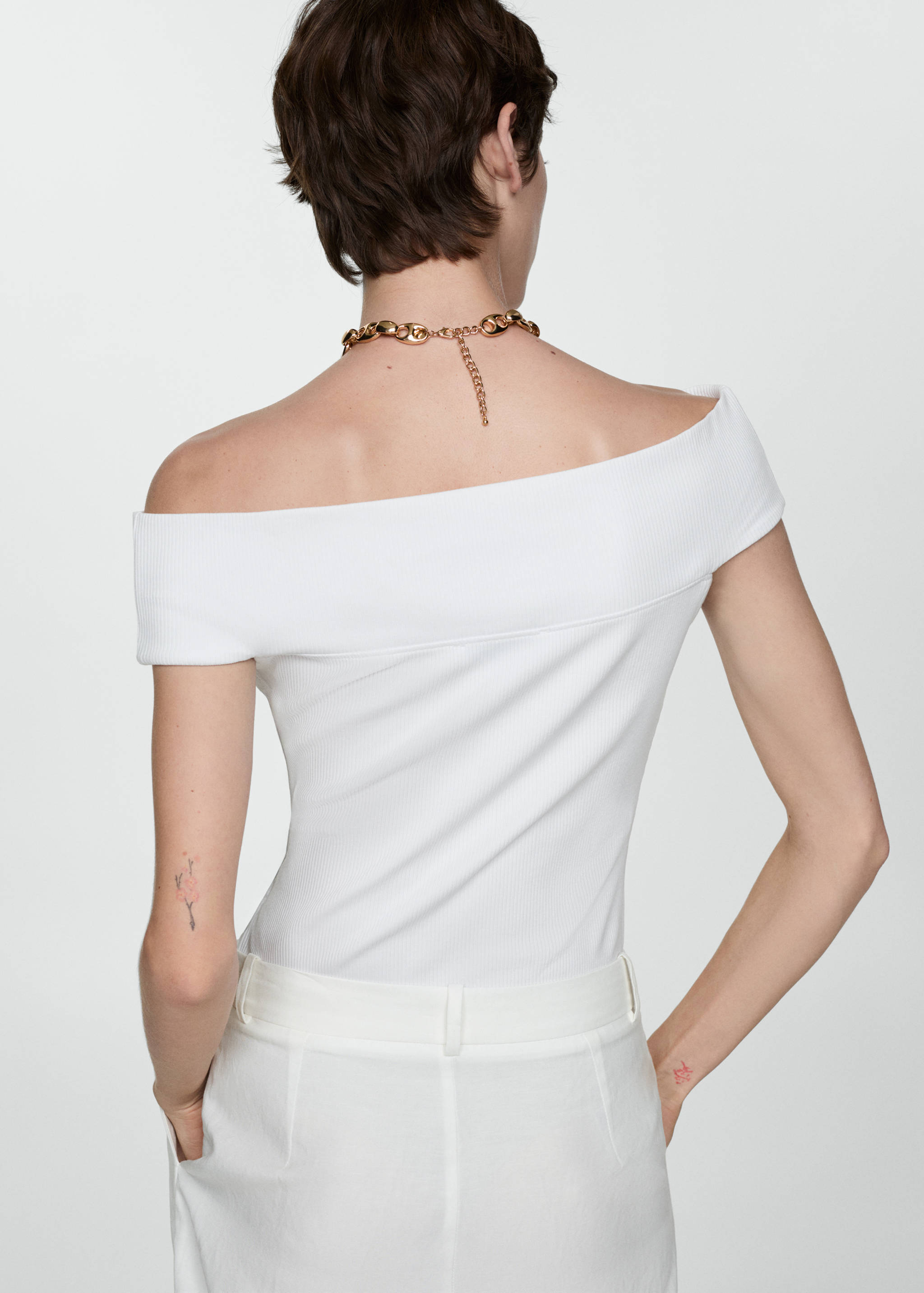 Off-shoulder top - Reverse of the article