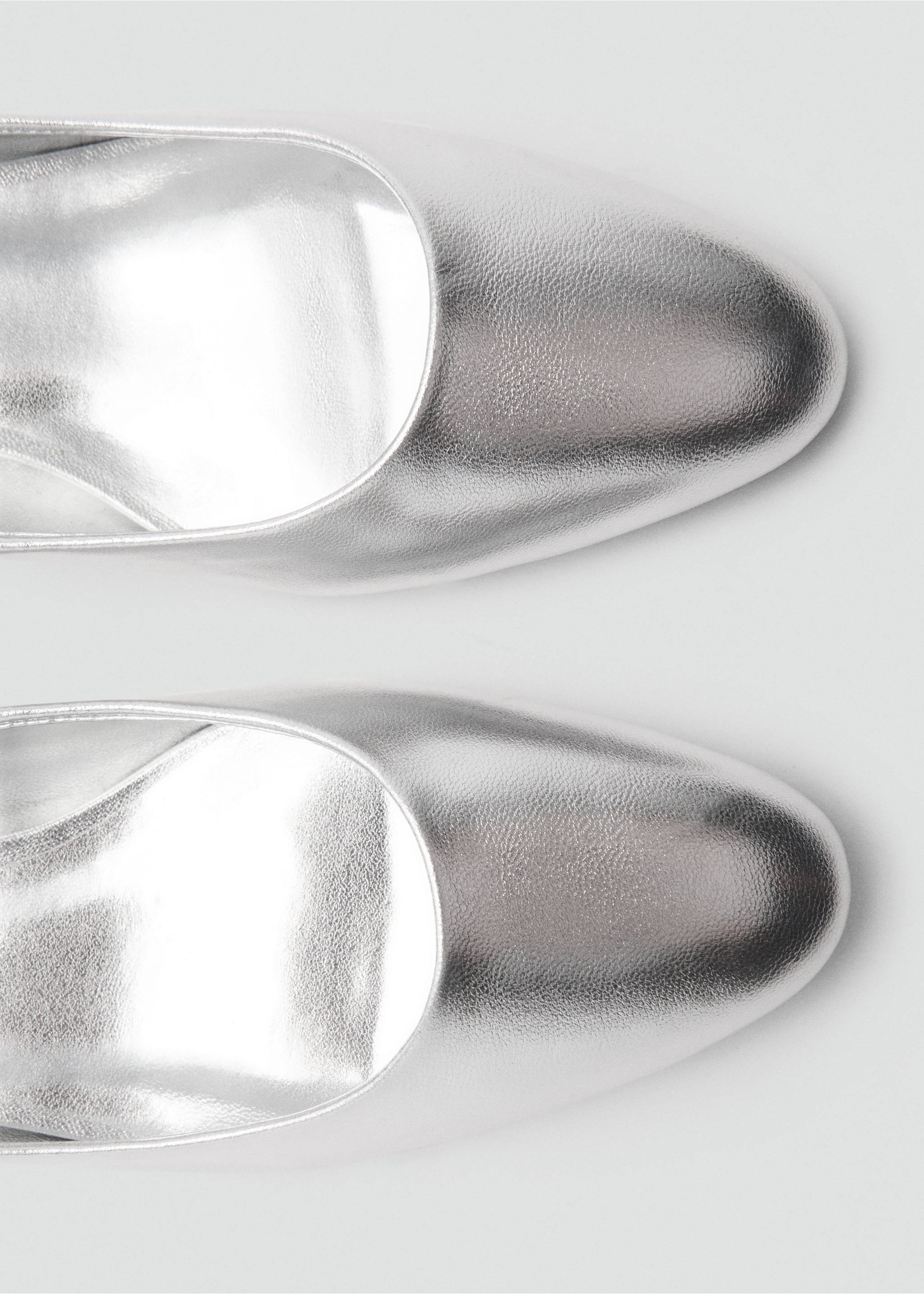 Kitten-heel shoes with buckle - Details of the article 2, Silver. Ref: 77082933-00.