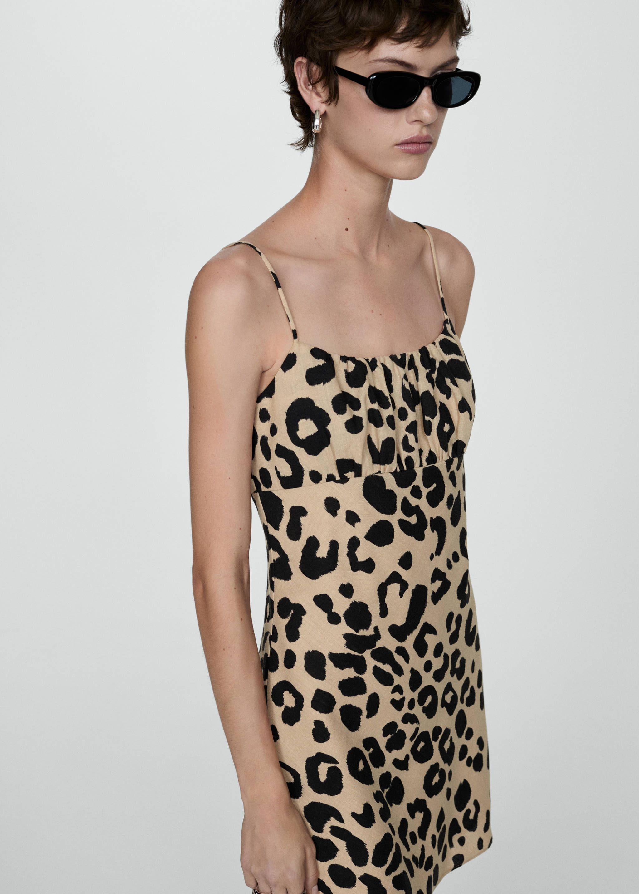 Vestido corto leopardo - Plano medio