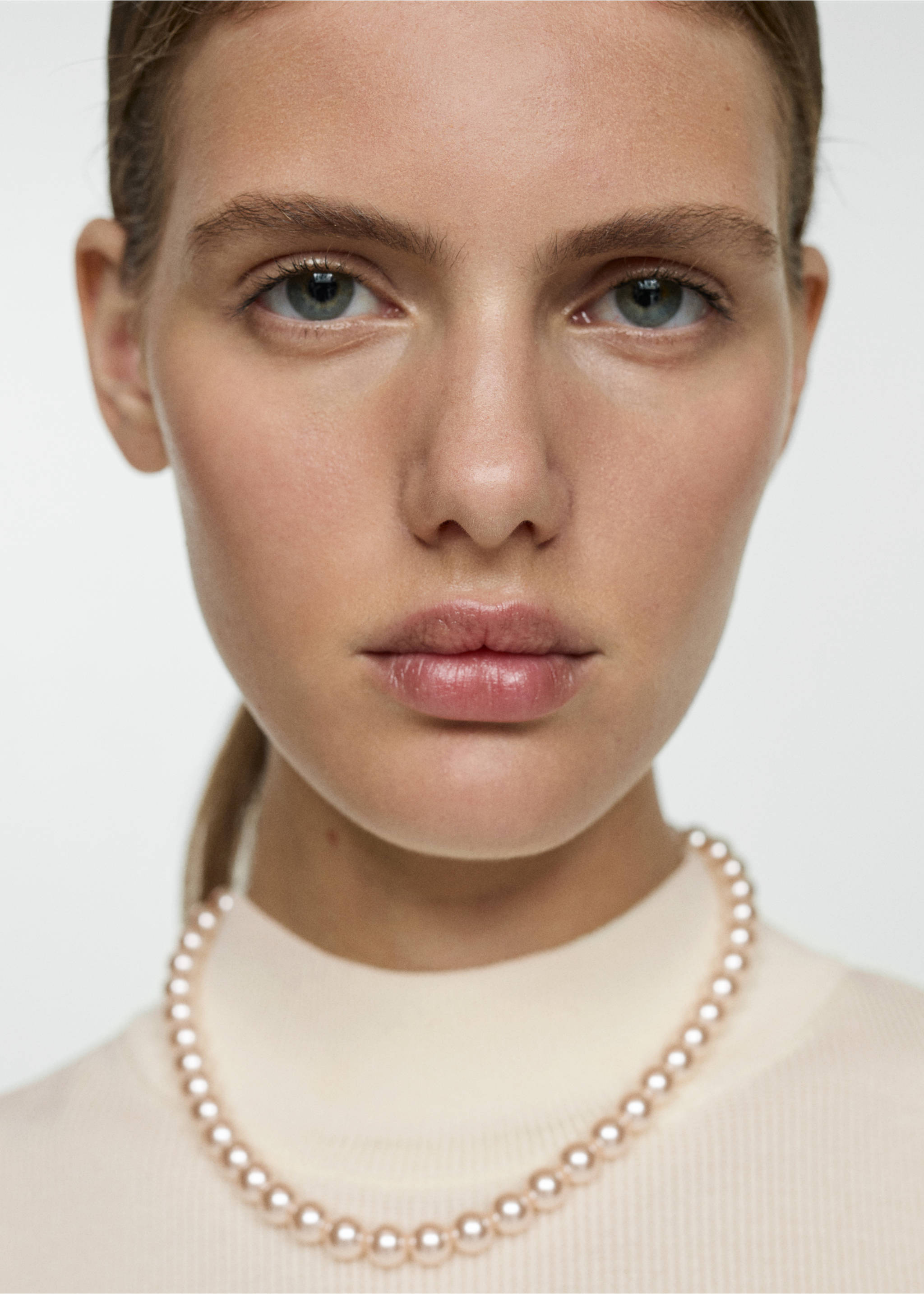 Strickkleid mit halbhohem Kragen - Detail des Artikels 1, Ecru. Ref: 77084032-00.