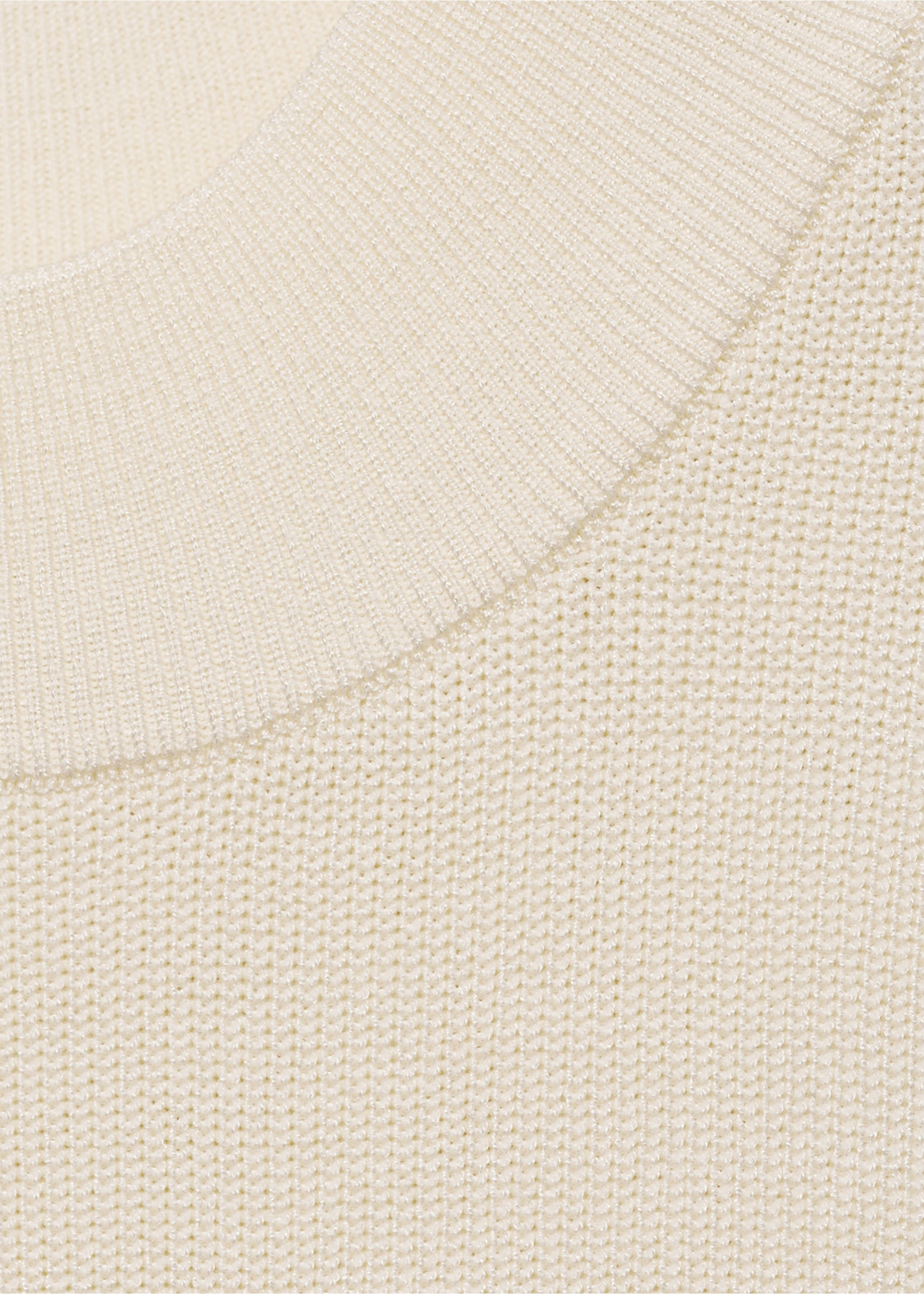 Strickkleid mit halbhohem Kragen - Detail des Artikels 8, Ecru. Ref: 77084032-00.