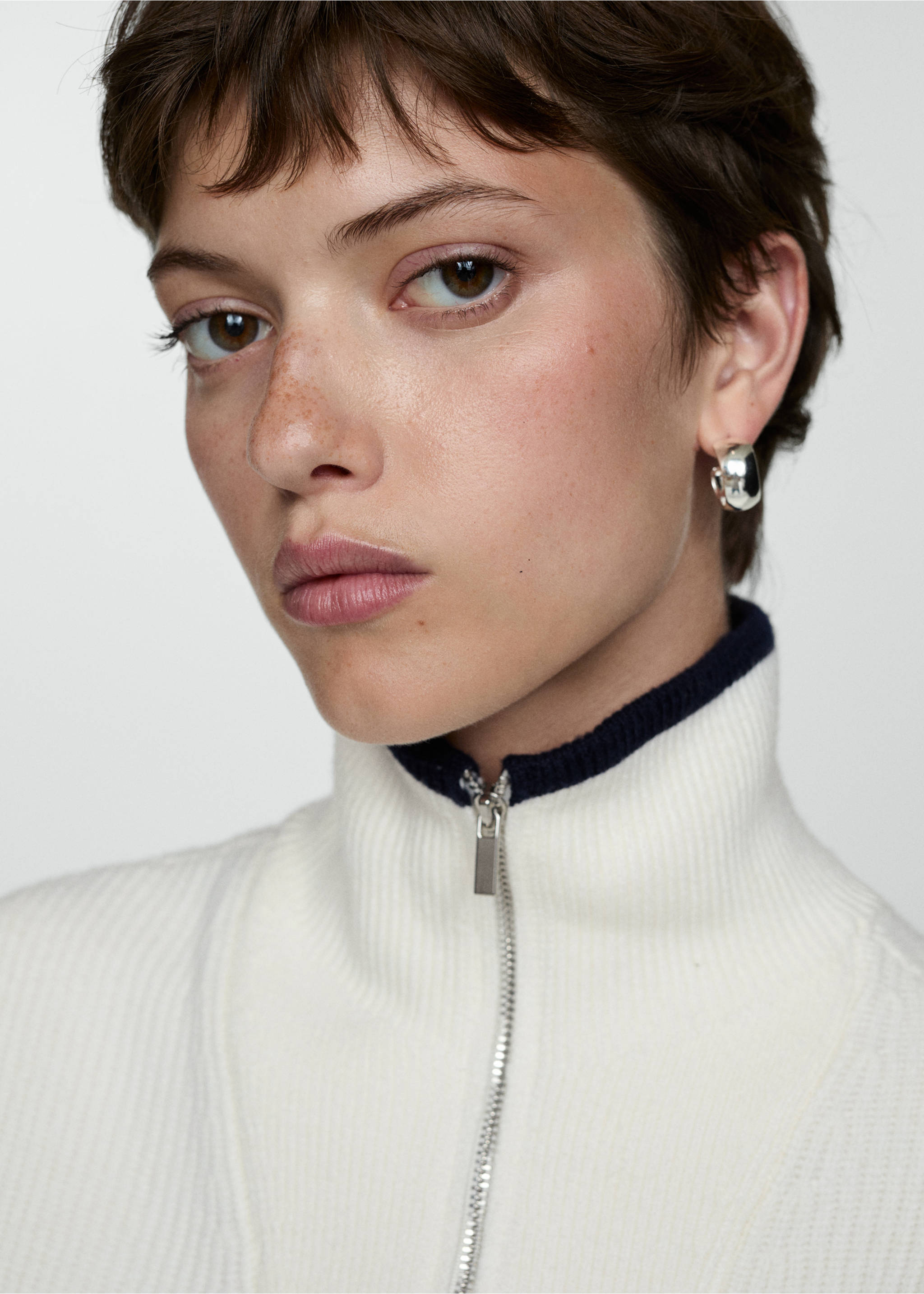 Knitted vest with zip - Details of the article 1, Ecru. Ref: 77084033-00.