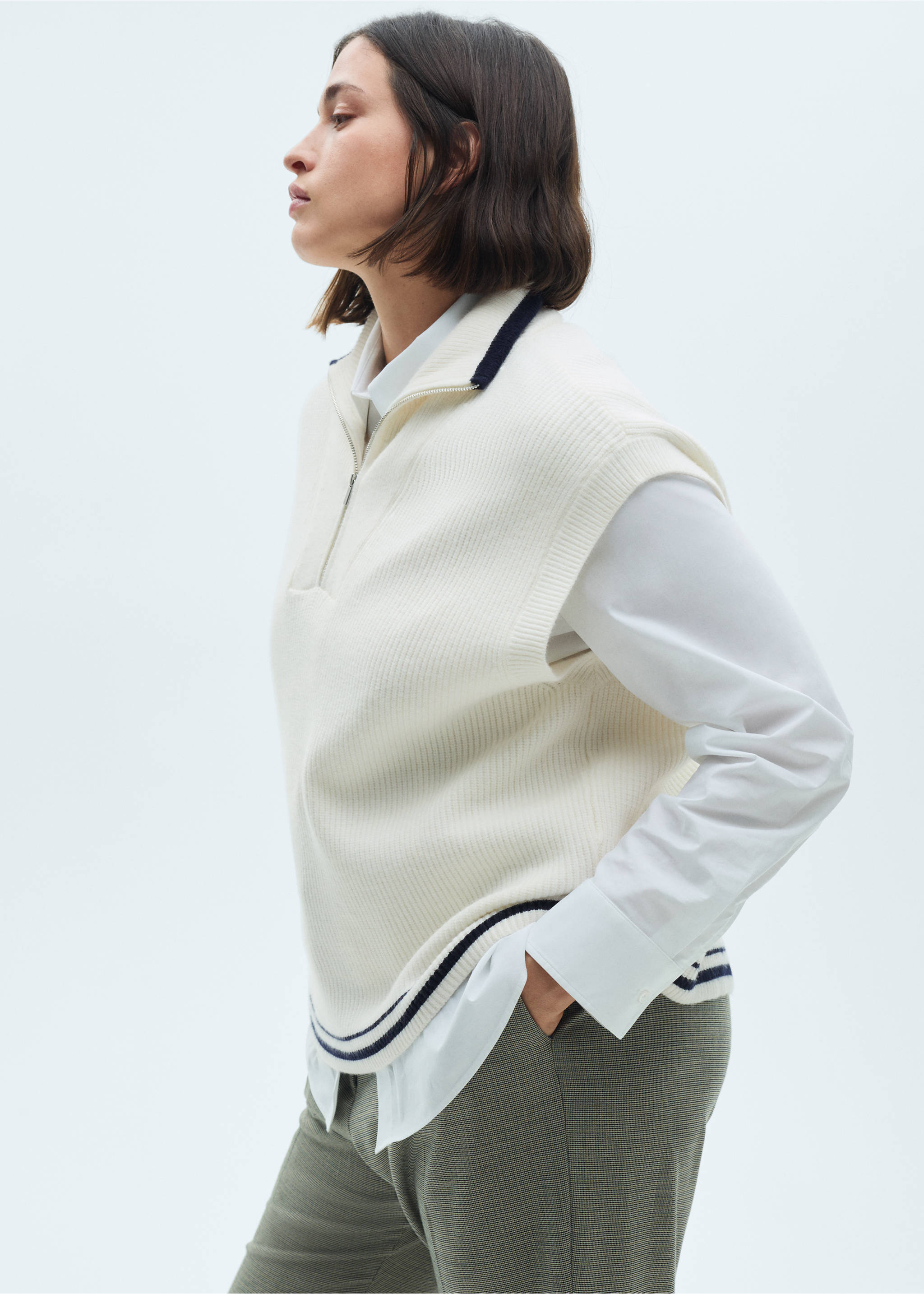 Knitted vest with zip - Details of the article 5, Ecru. Ref: 77084033-00.