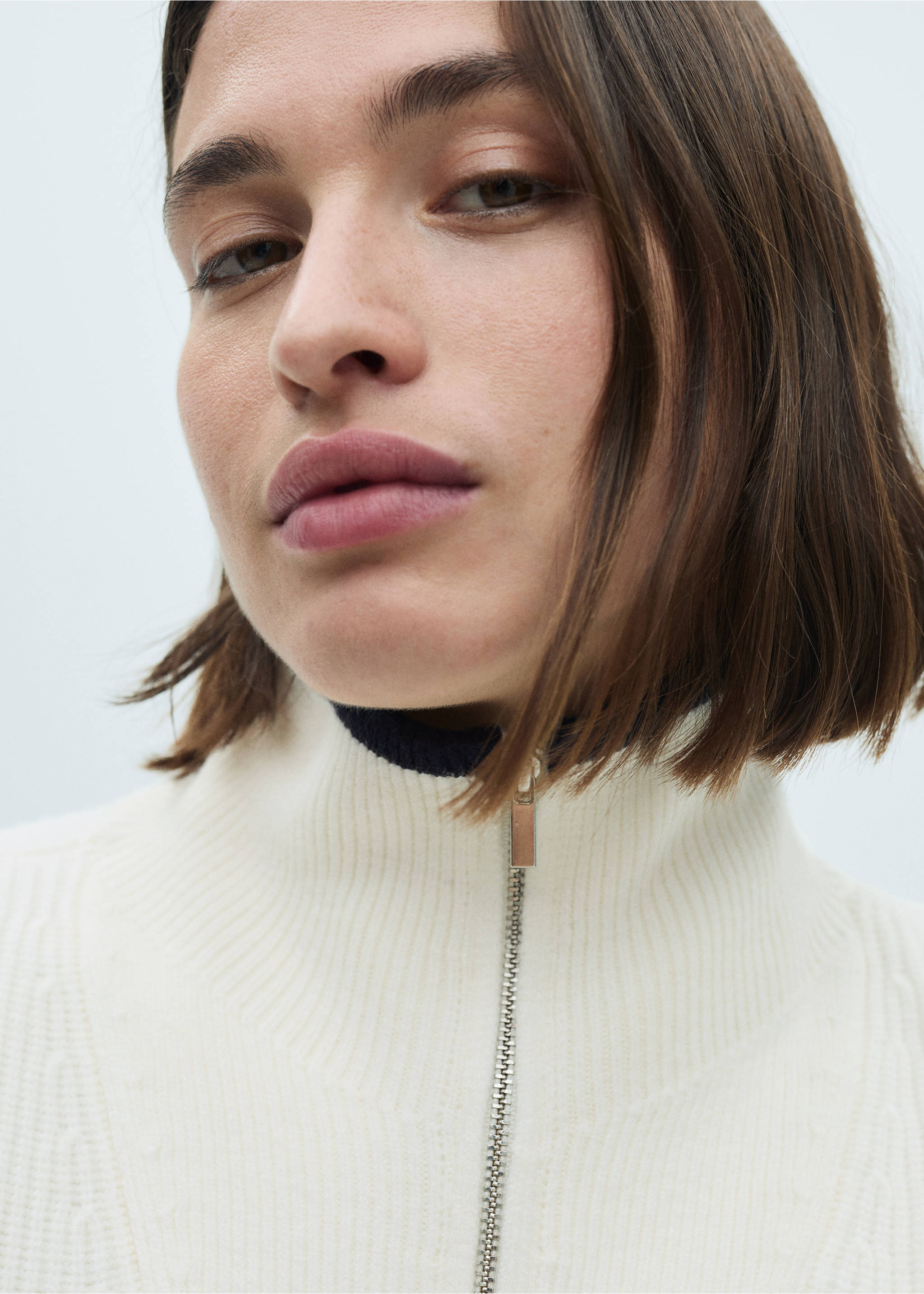 Knitted vest with zip - Details of the article 4, Ecru. Ref: 77084033-00.