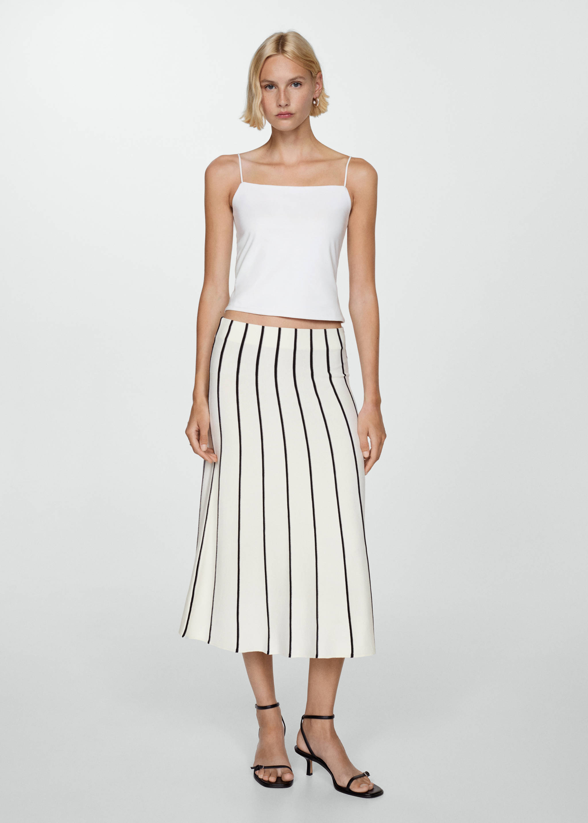 Top na ramiączkach z prostym dekoltem - Plan ogólny