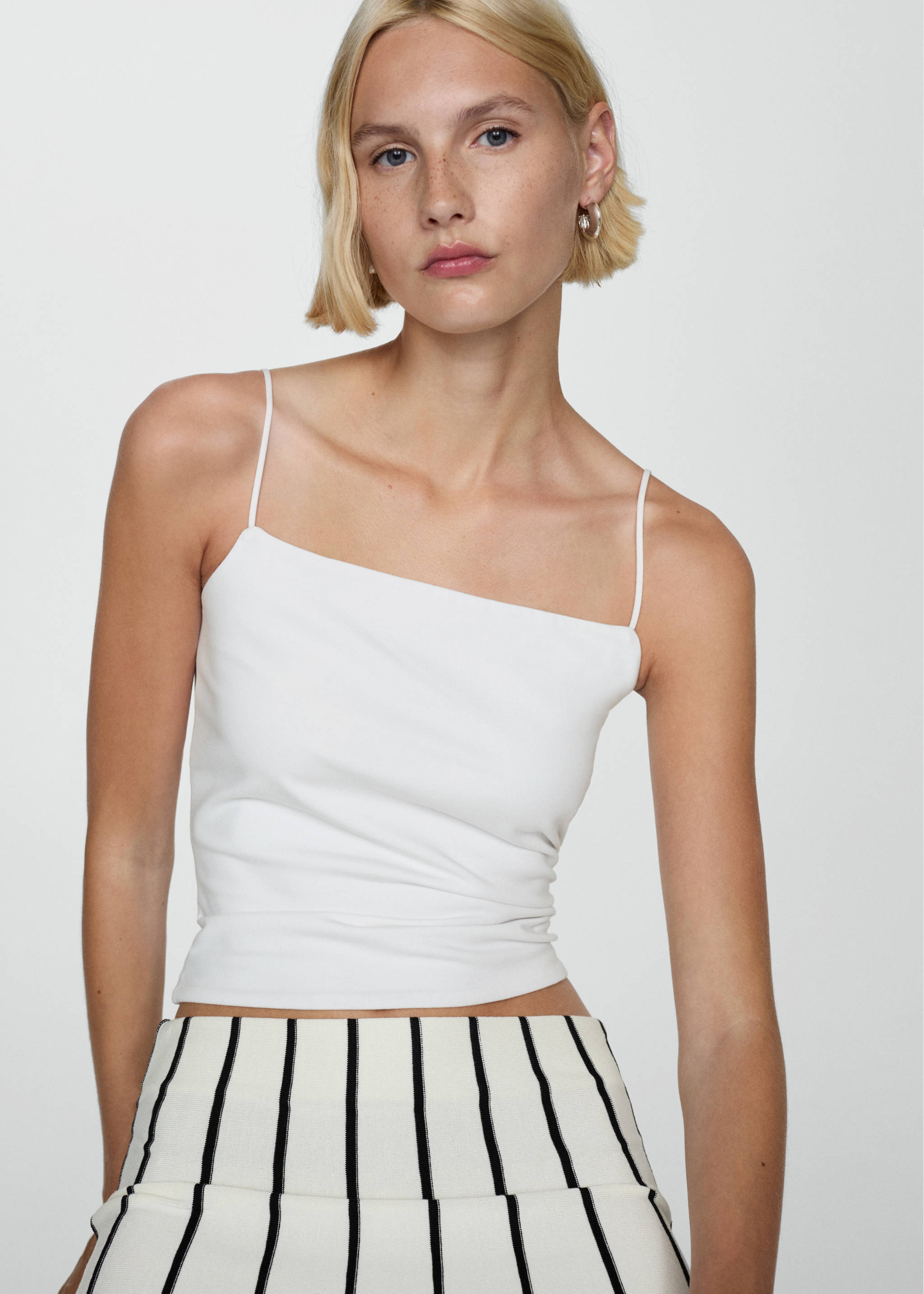 Top na ramiączkach z prostym dekoltem - Plan średni