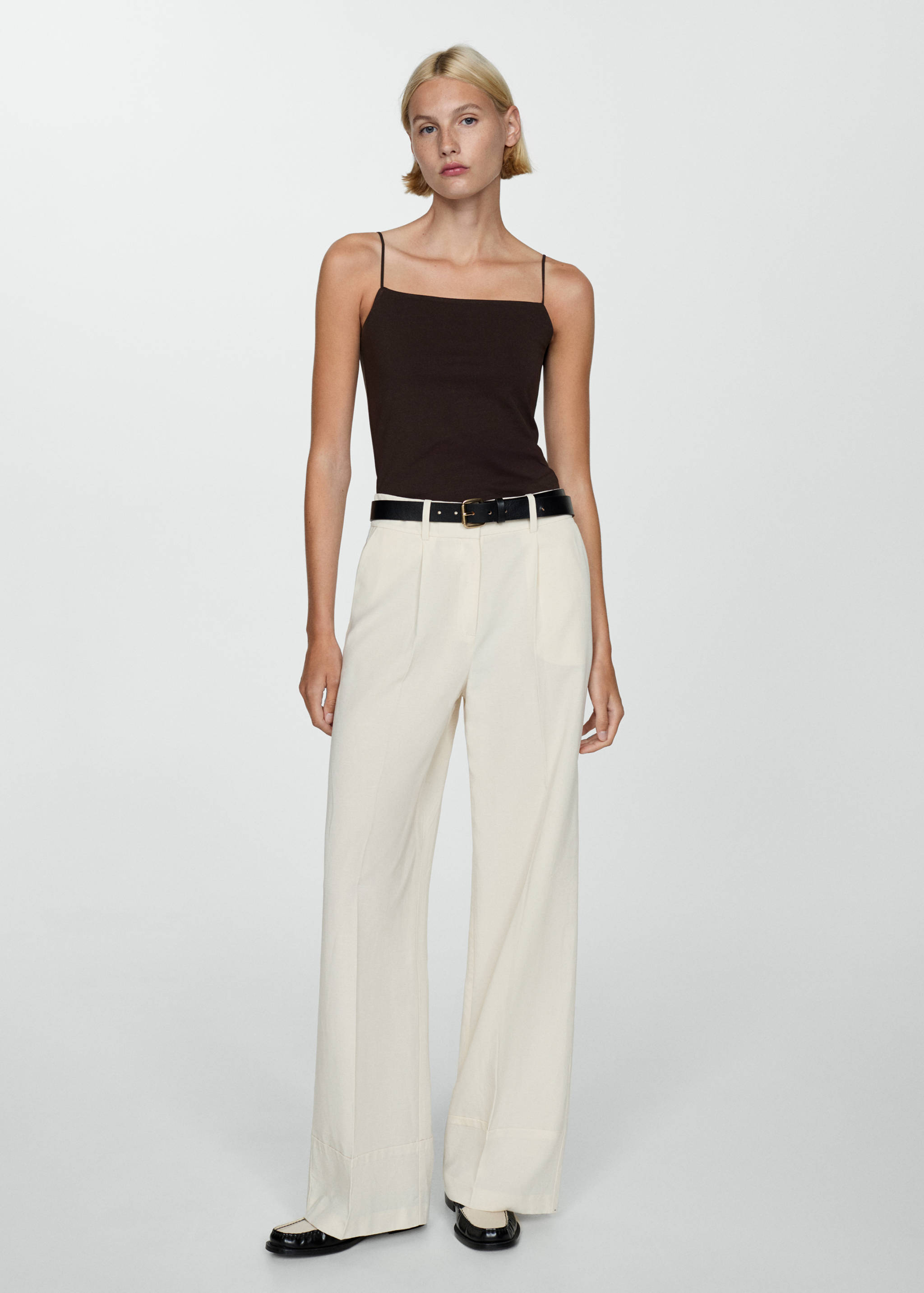 Top na ramiączkach z prostym dekoltem - Plan ogólny