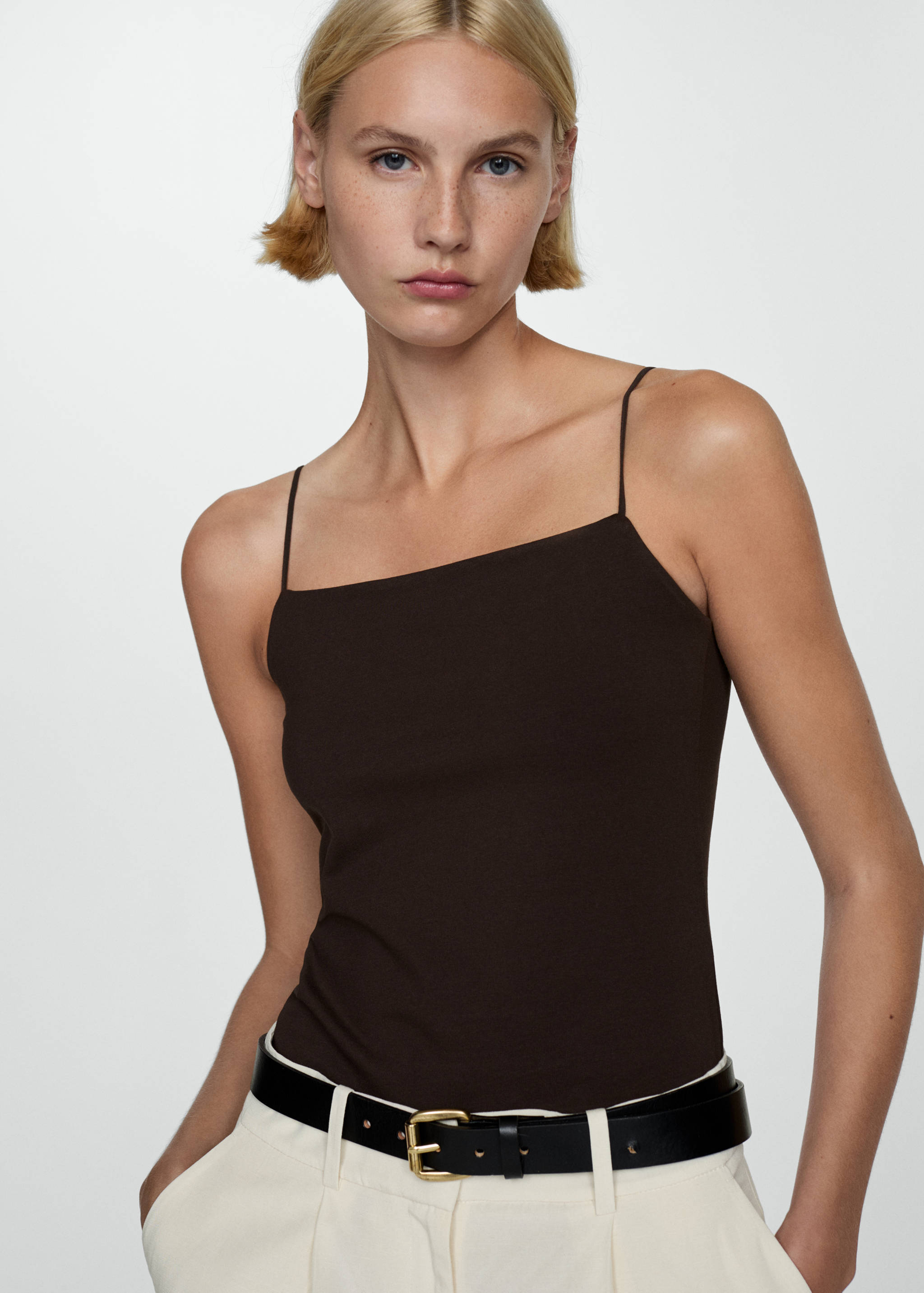 Top na ramiączkach z prostym dekoltem - Plan średni