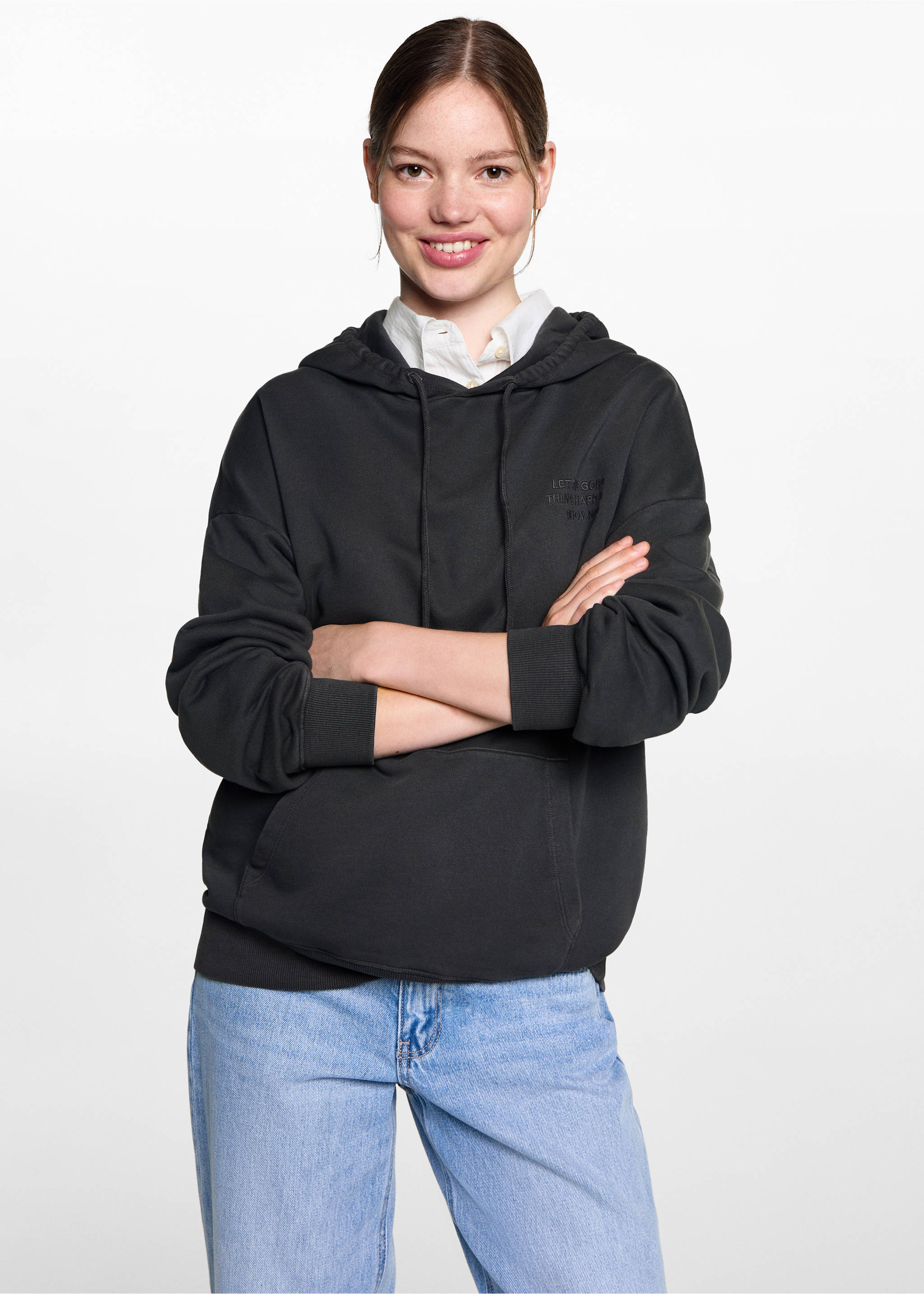 Dessuadora caputxa brodat - Pla mig, Gris antracita. Ref: 77084041-00.