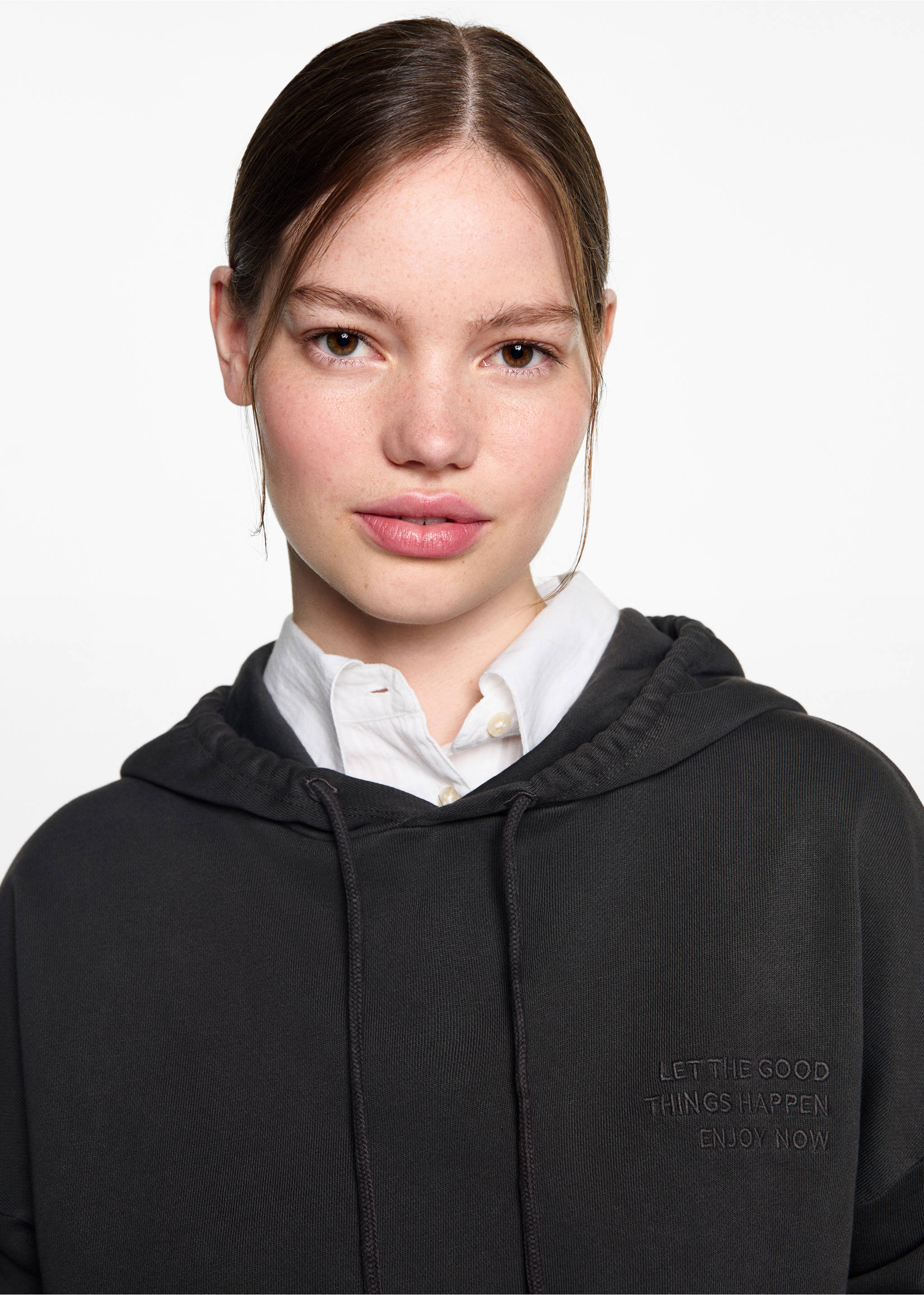 Dessuadora caputxa brodat - Detall de l'article 1, Gris antracita. Ref: 77084041-00.