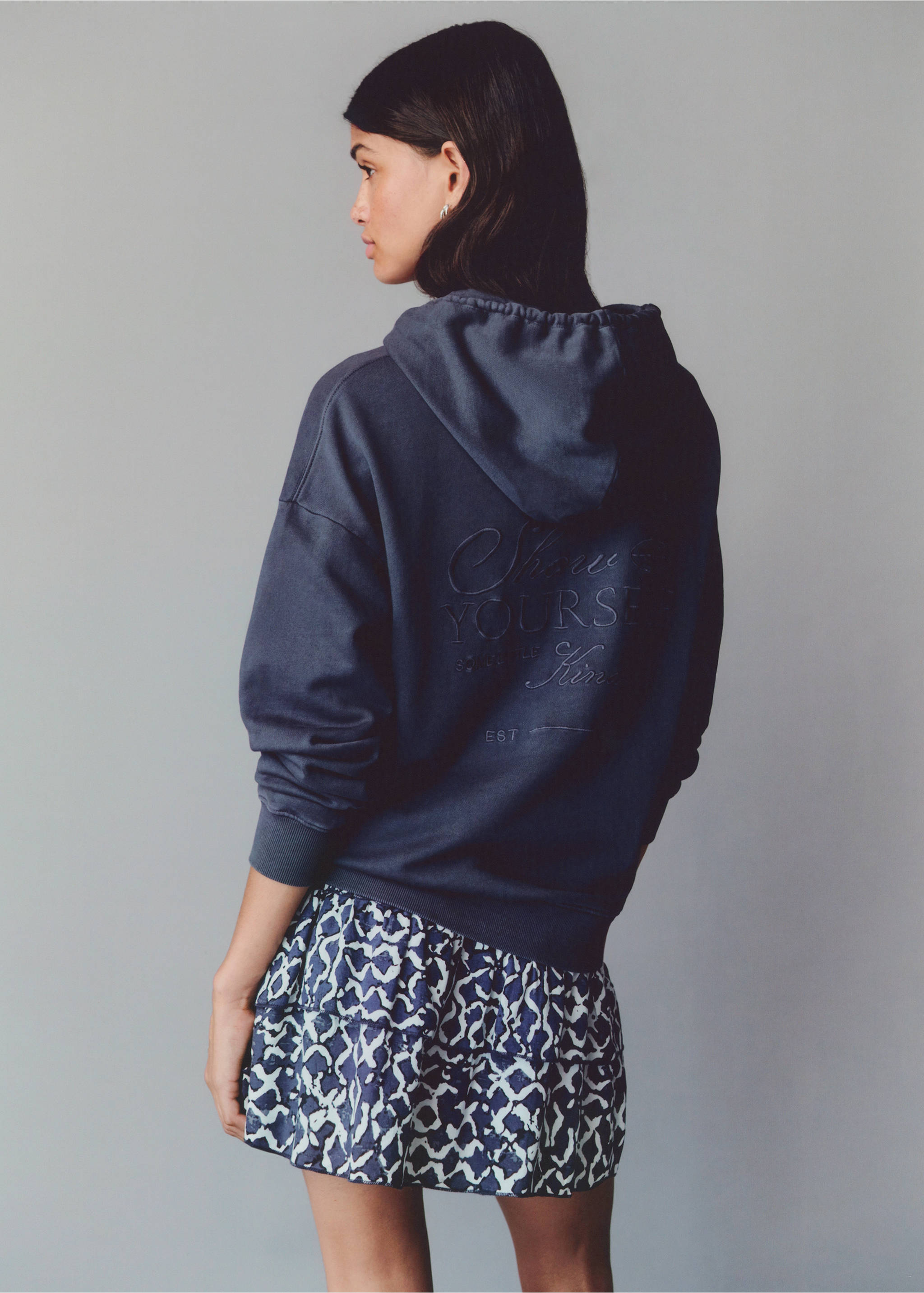 Dessuadora caputxa brodat - Detall de l'article 5, Gris antracita. Ref: 77084041-00.