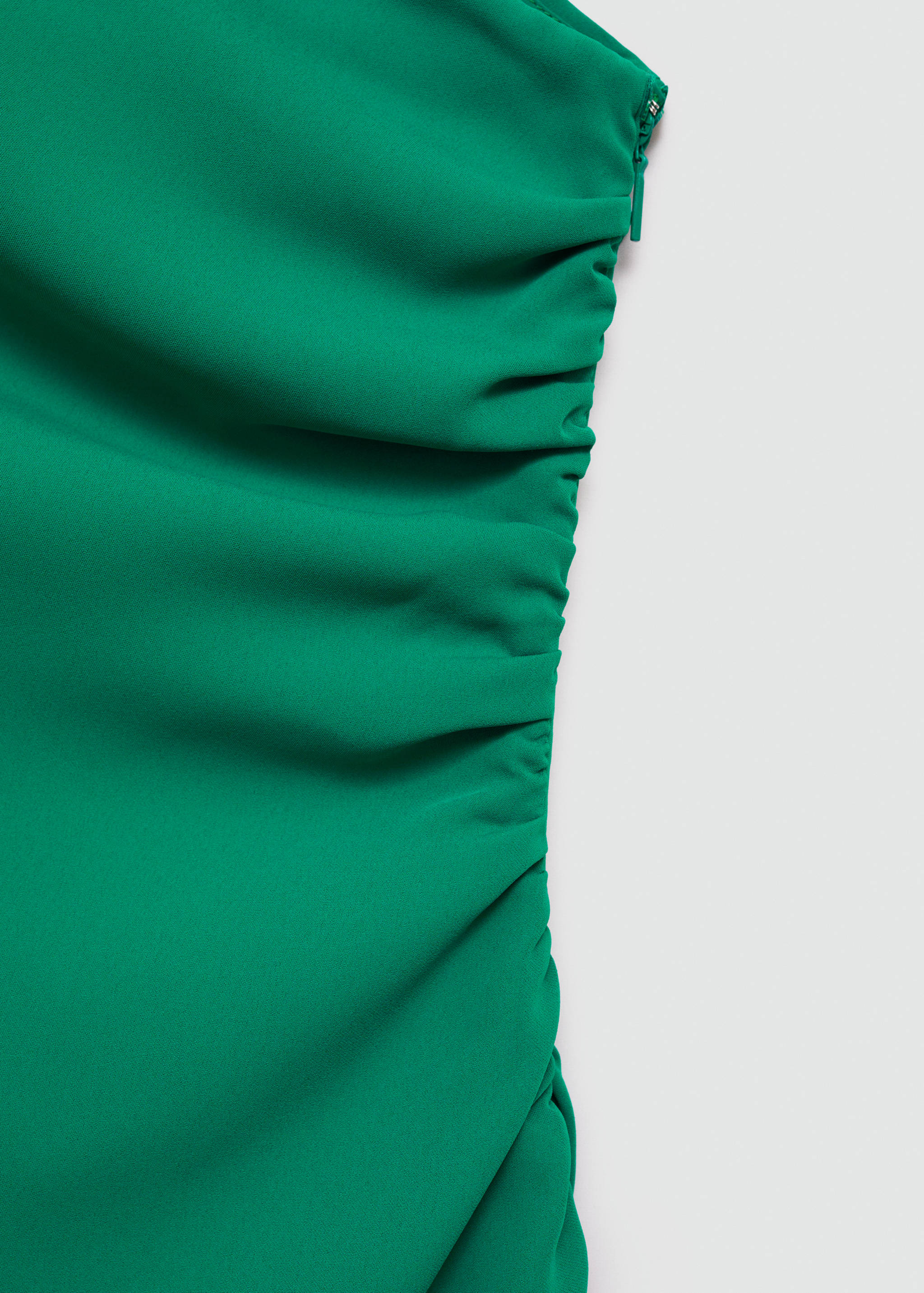 Asymmetrisches Kleid mit drapierten Details - Detail des Artikels 8