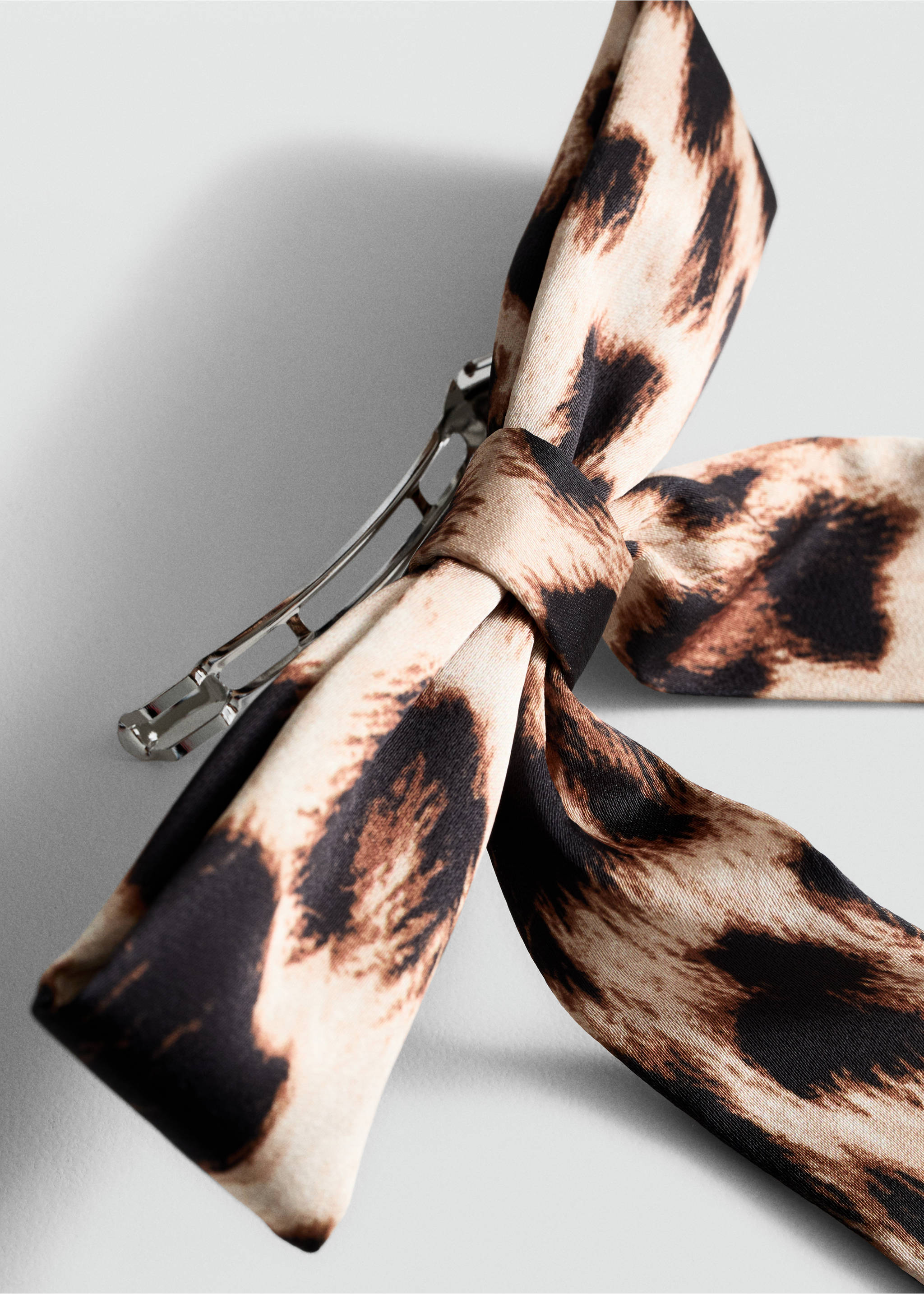 Haarspango mit Schleife im Leo-Print - Mittlere Ansicht, Braun. Ref: 77084058-00.