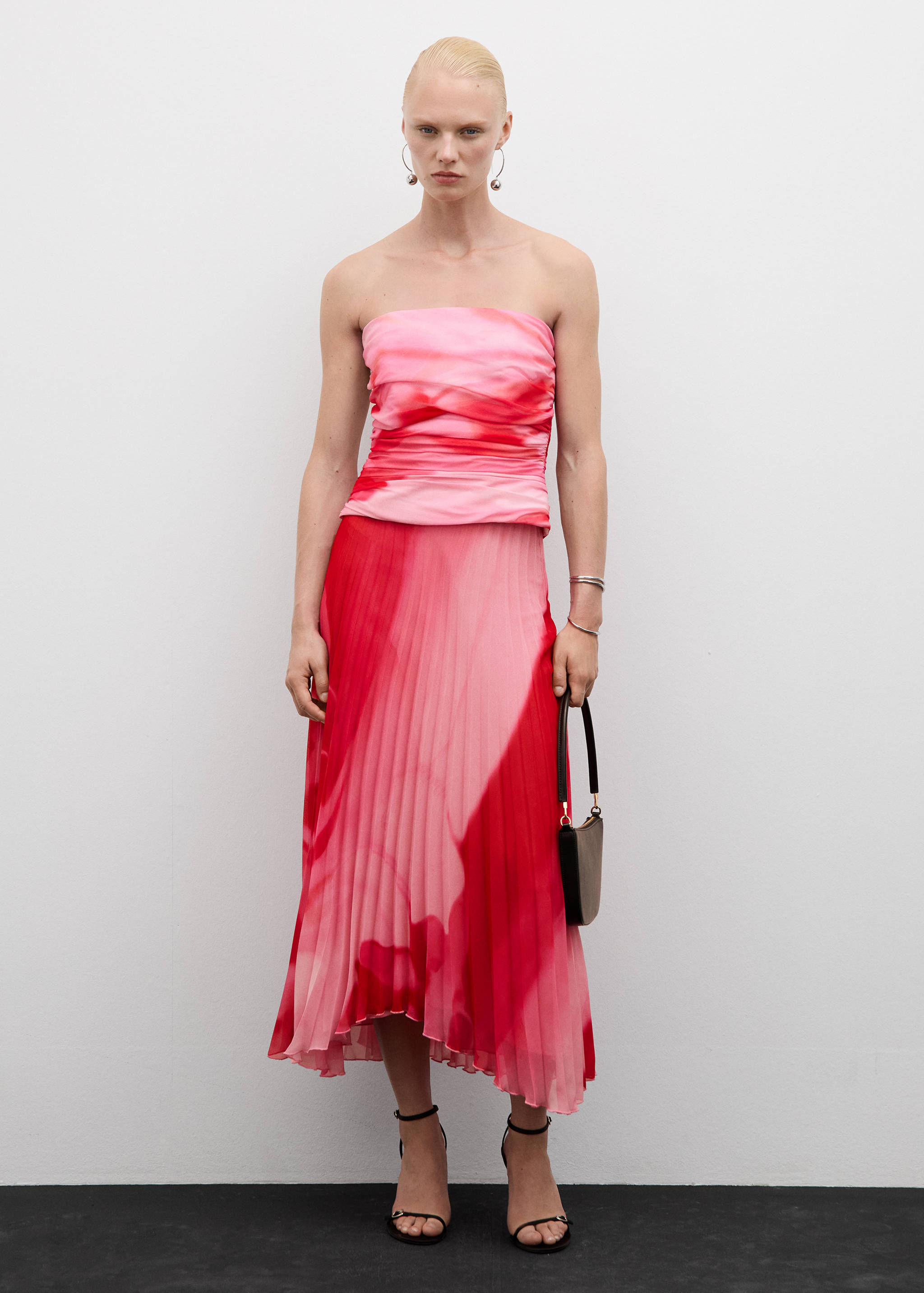 Saia plissada estampada - Plano geral