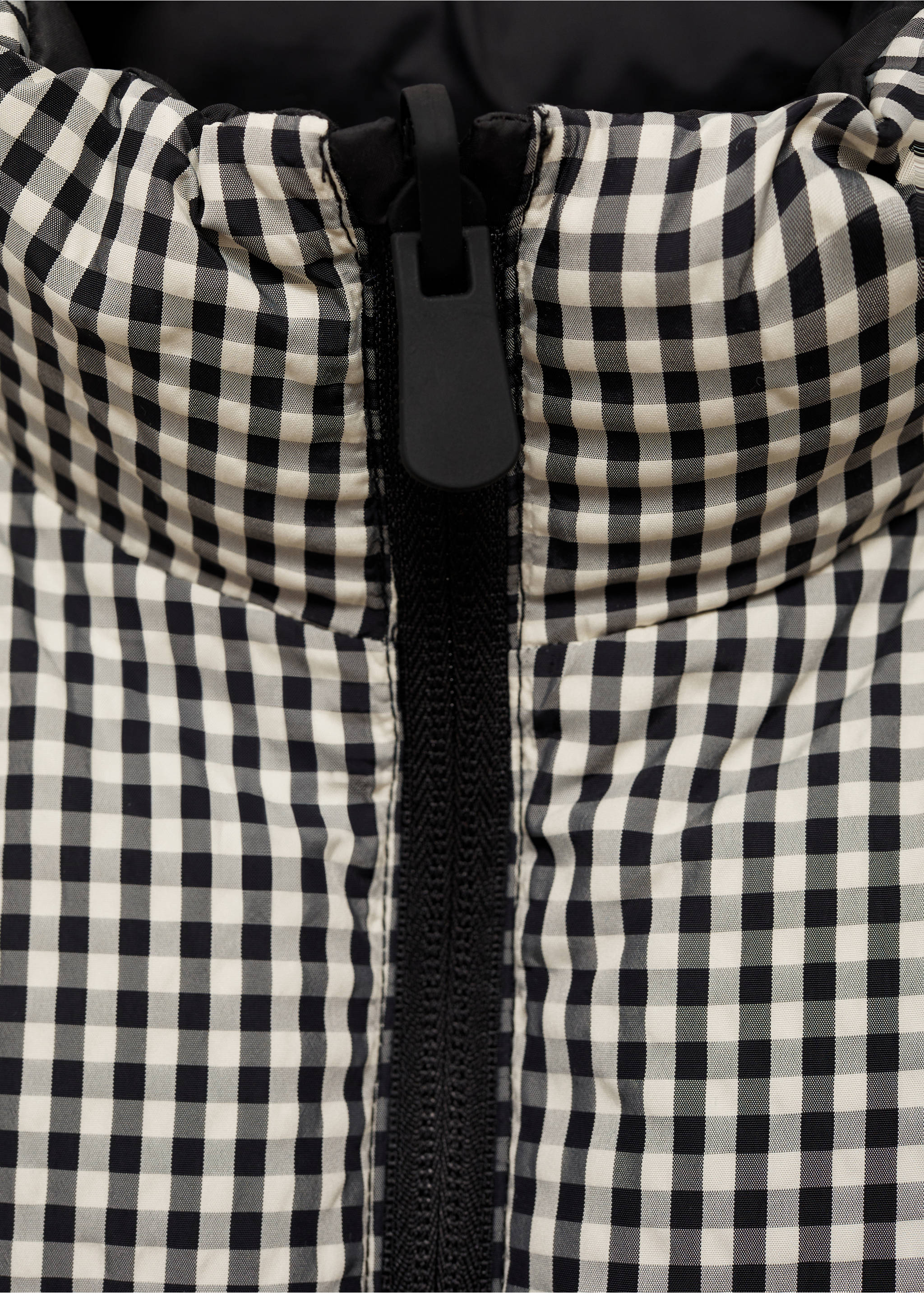 Reversible quilted gilet - Details of the article 0, Black. Ref: 77084435-00.