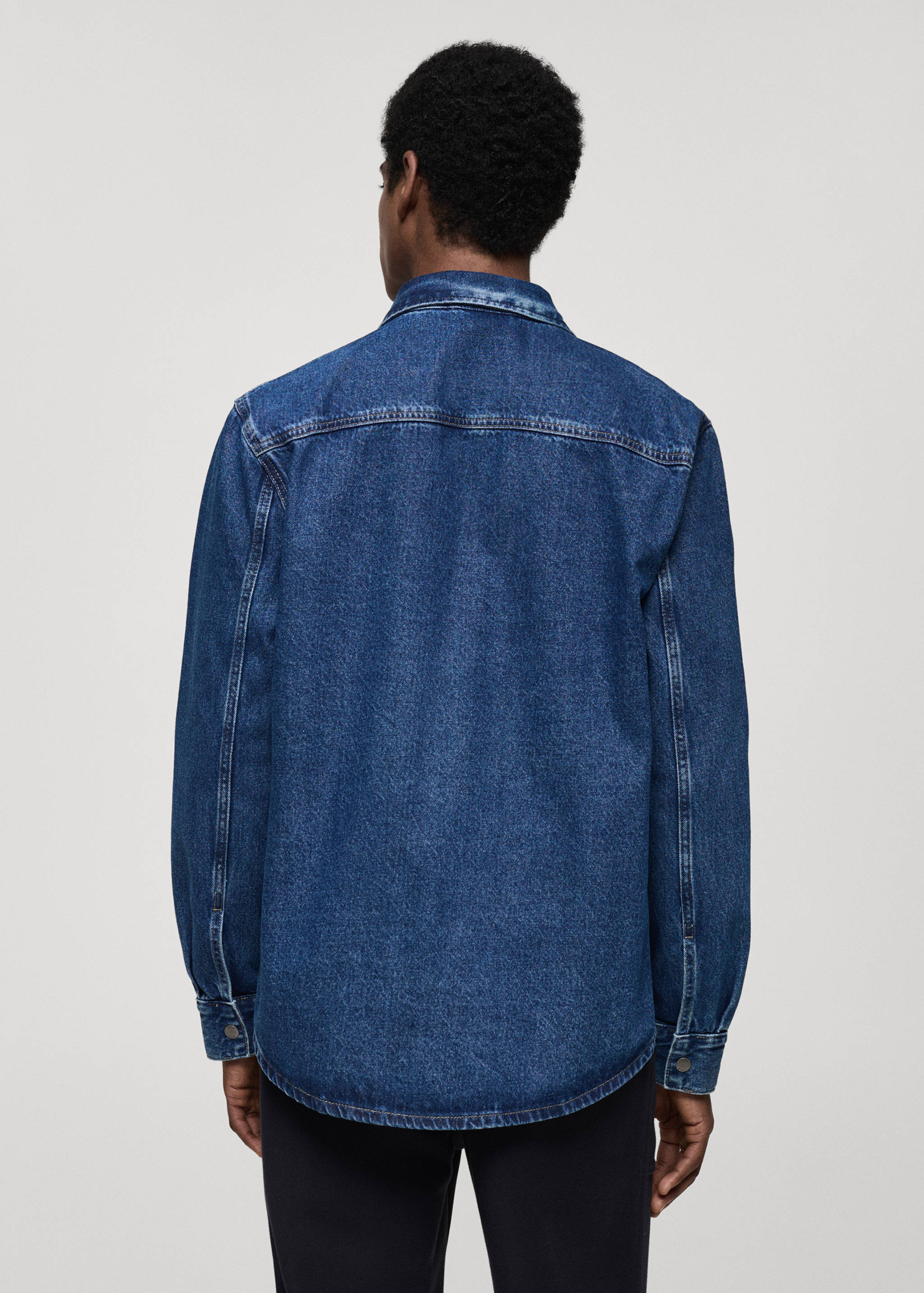 Sobrecamisa denim bolsillo - Reverso del artículo