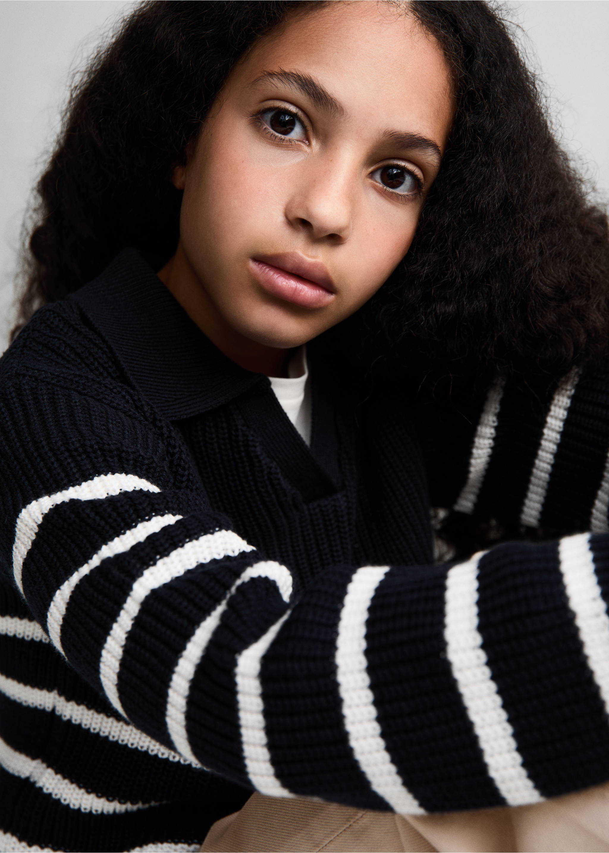 Gestreifter Pullover mit Polokragen - Detail des Artikels 1, Dunkles Marineblau. Ref: 77084771-00.