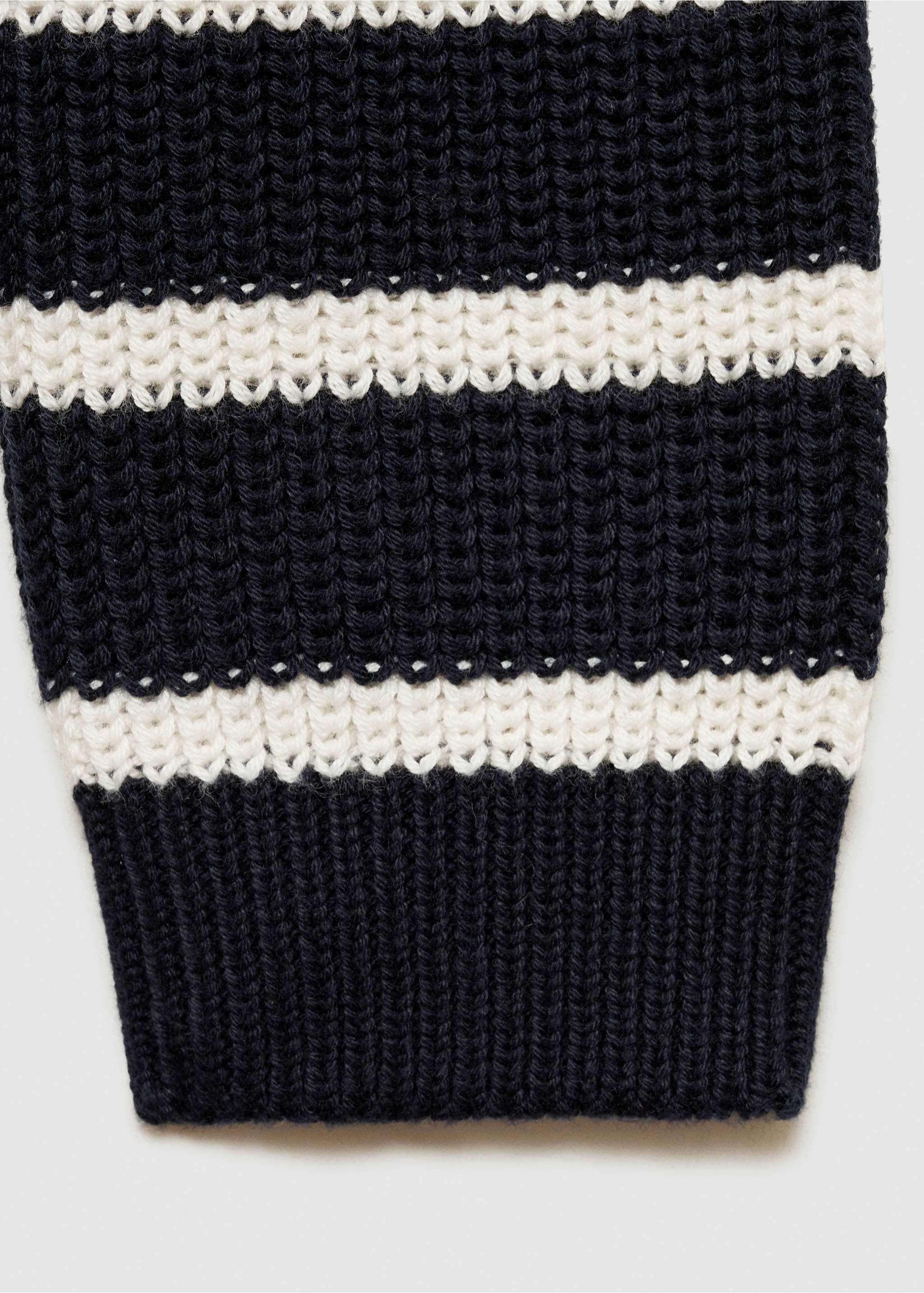 Gestreifter Pullover mit Polokragen - Detail des Artikels 0, Dunkles Marineblau. Ref: 77084771-00.
