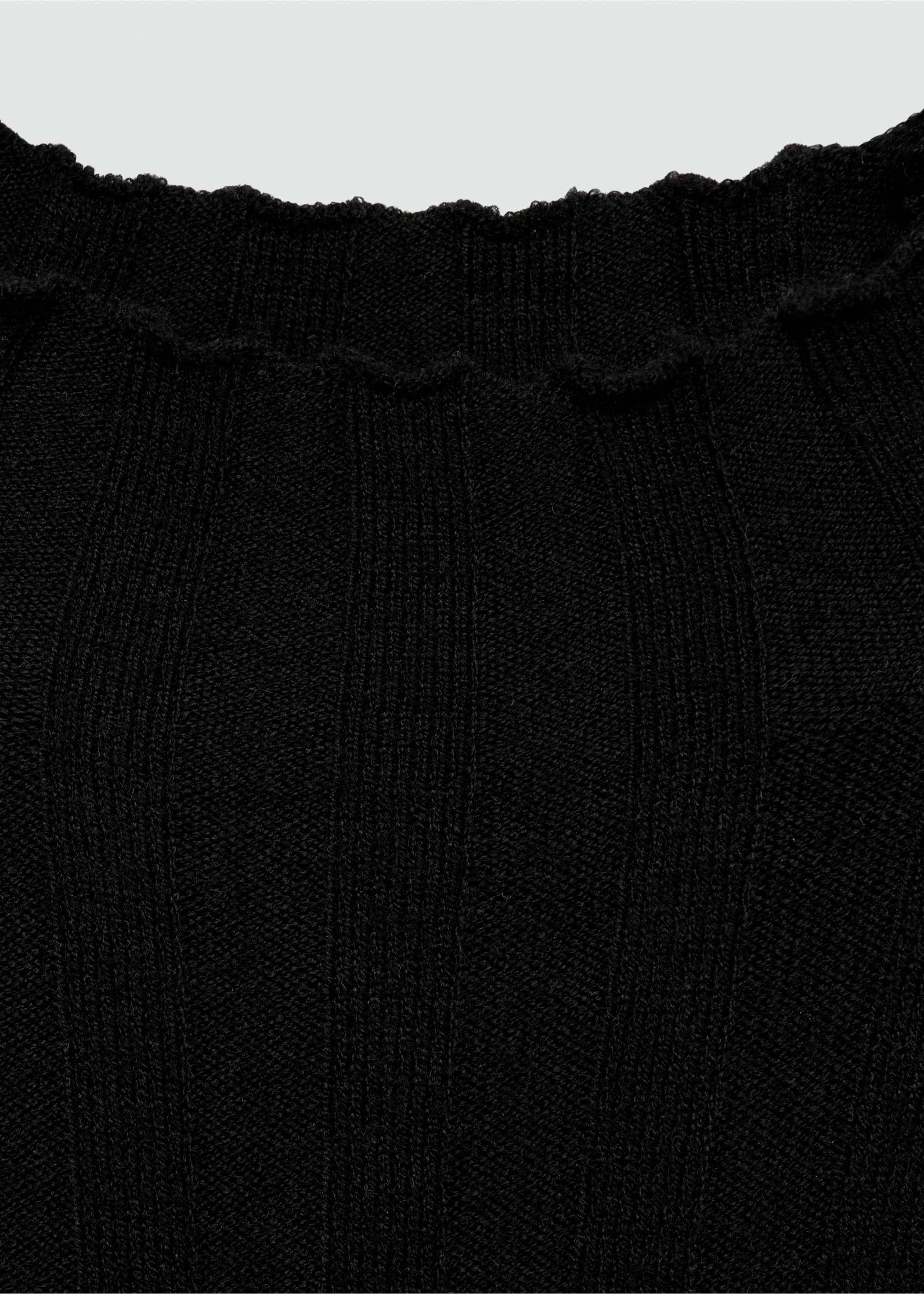 Rippkleid mit halbhohem Kragen - Detail des Artikels 8, Schwarz. Ref: 77085645-00.