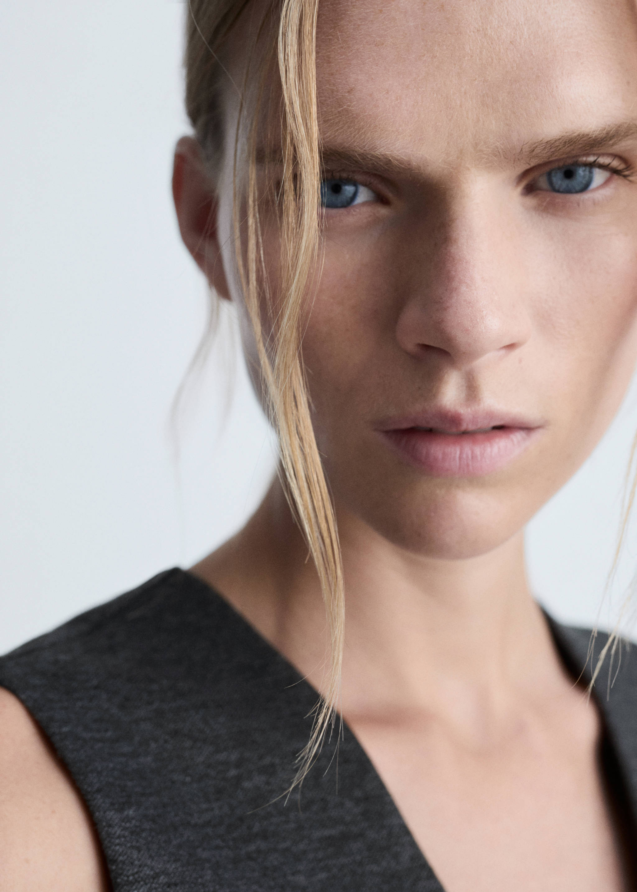 Gilet ajusté boutons - Détail de l'article 1, Gris. Ref: 77085661-00.