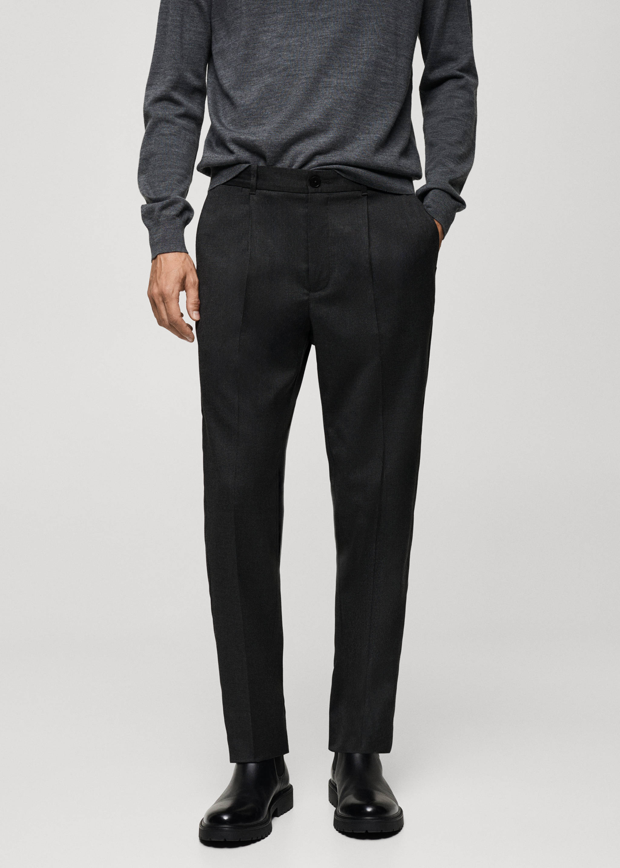 Pantalón slim fit pinzas - Plano medio