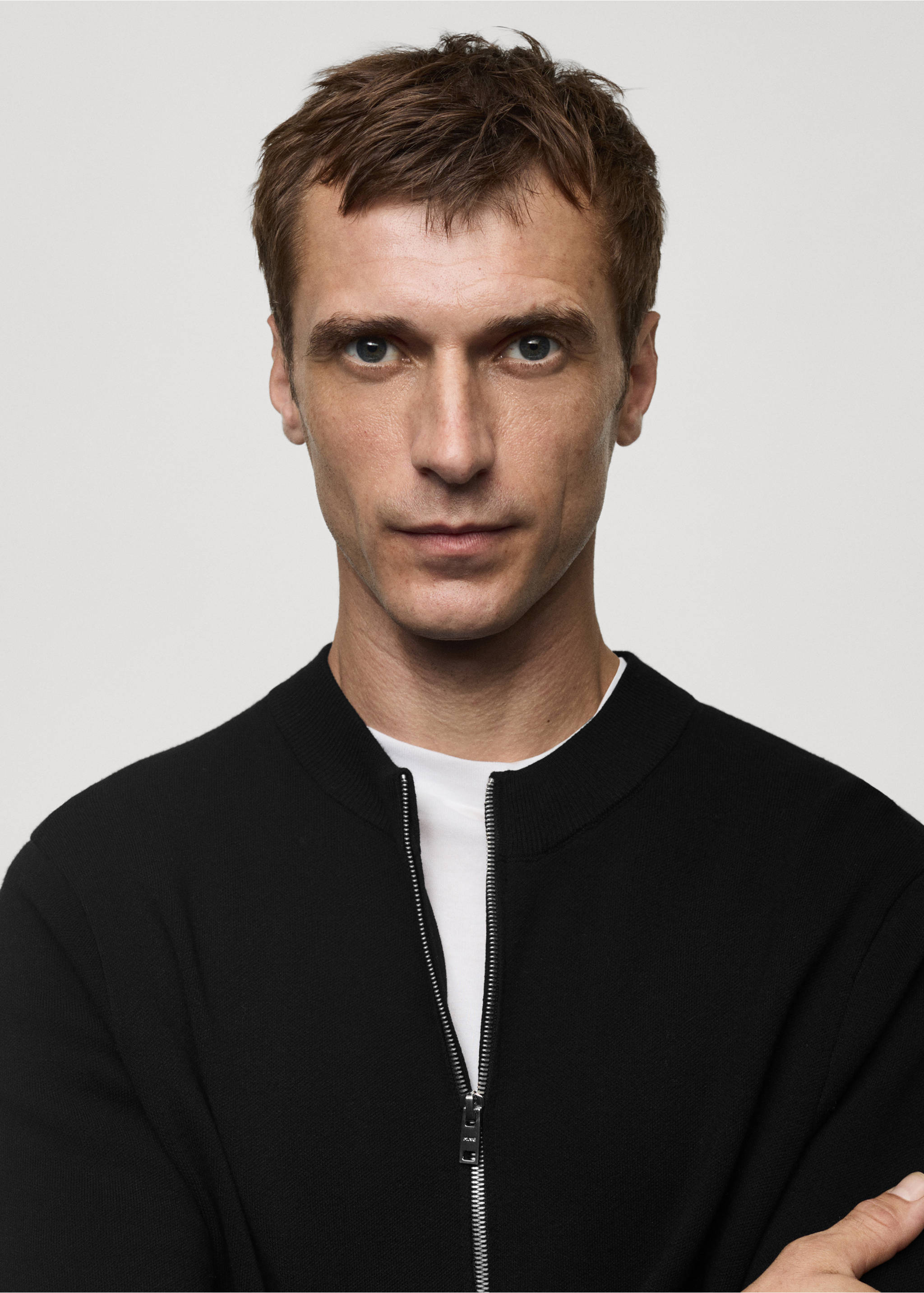 Medium-knit zip-up cardigan - Details of the article 1, Black. Ref: 77085971-00.