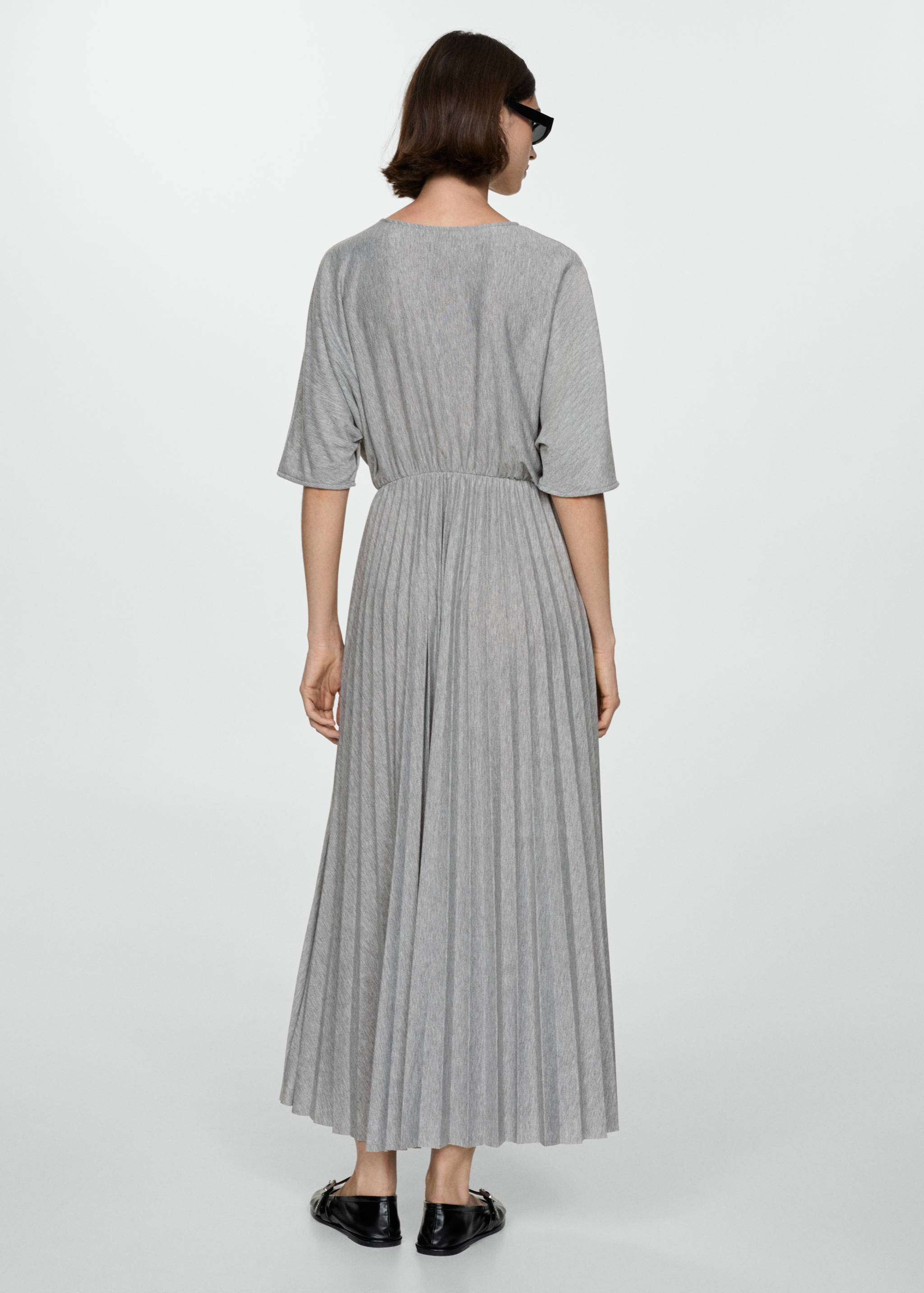 Elastic waist pleated dress - Reverse of the article