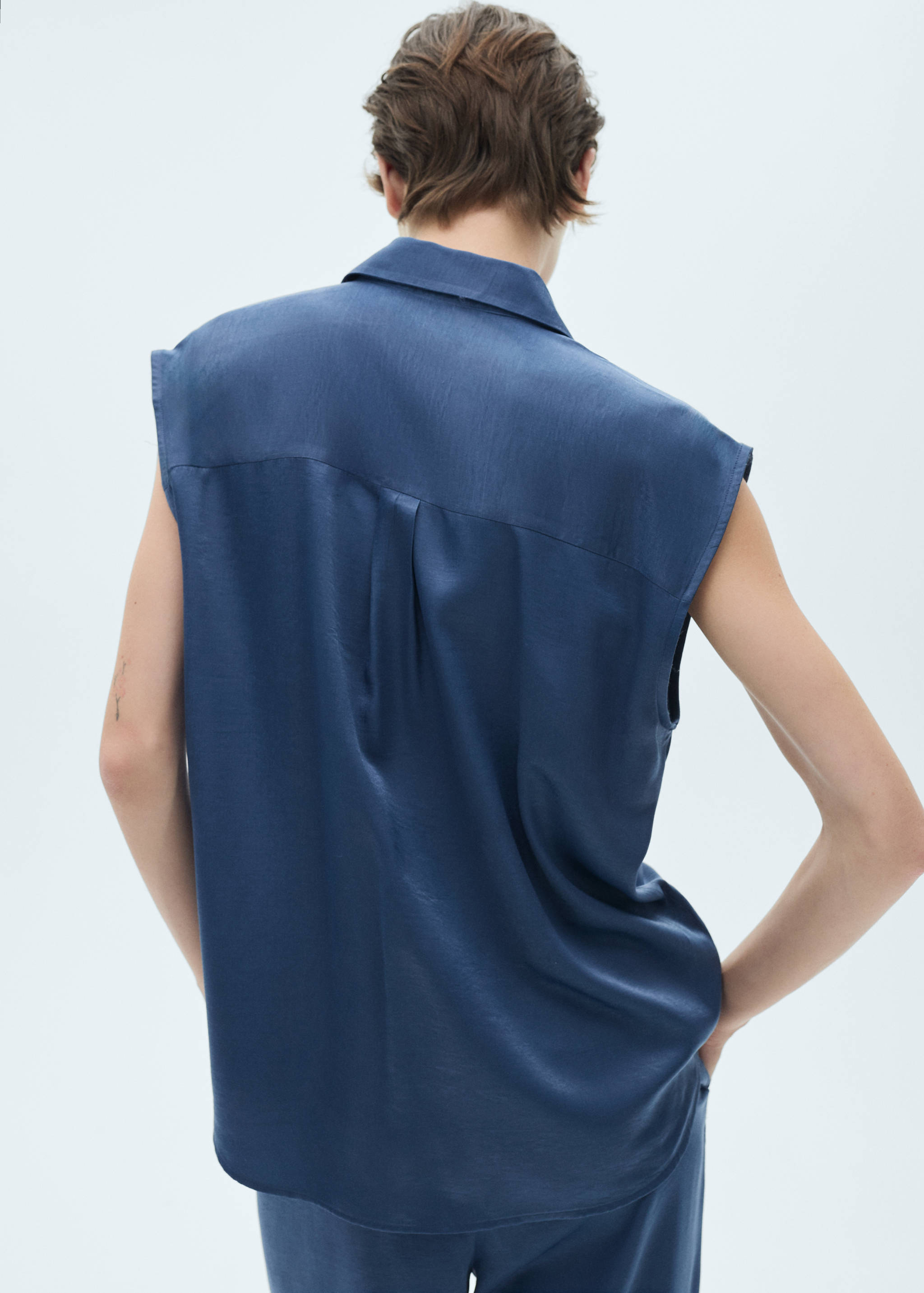 Satin shirt with bow - Reverse of the article