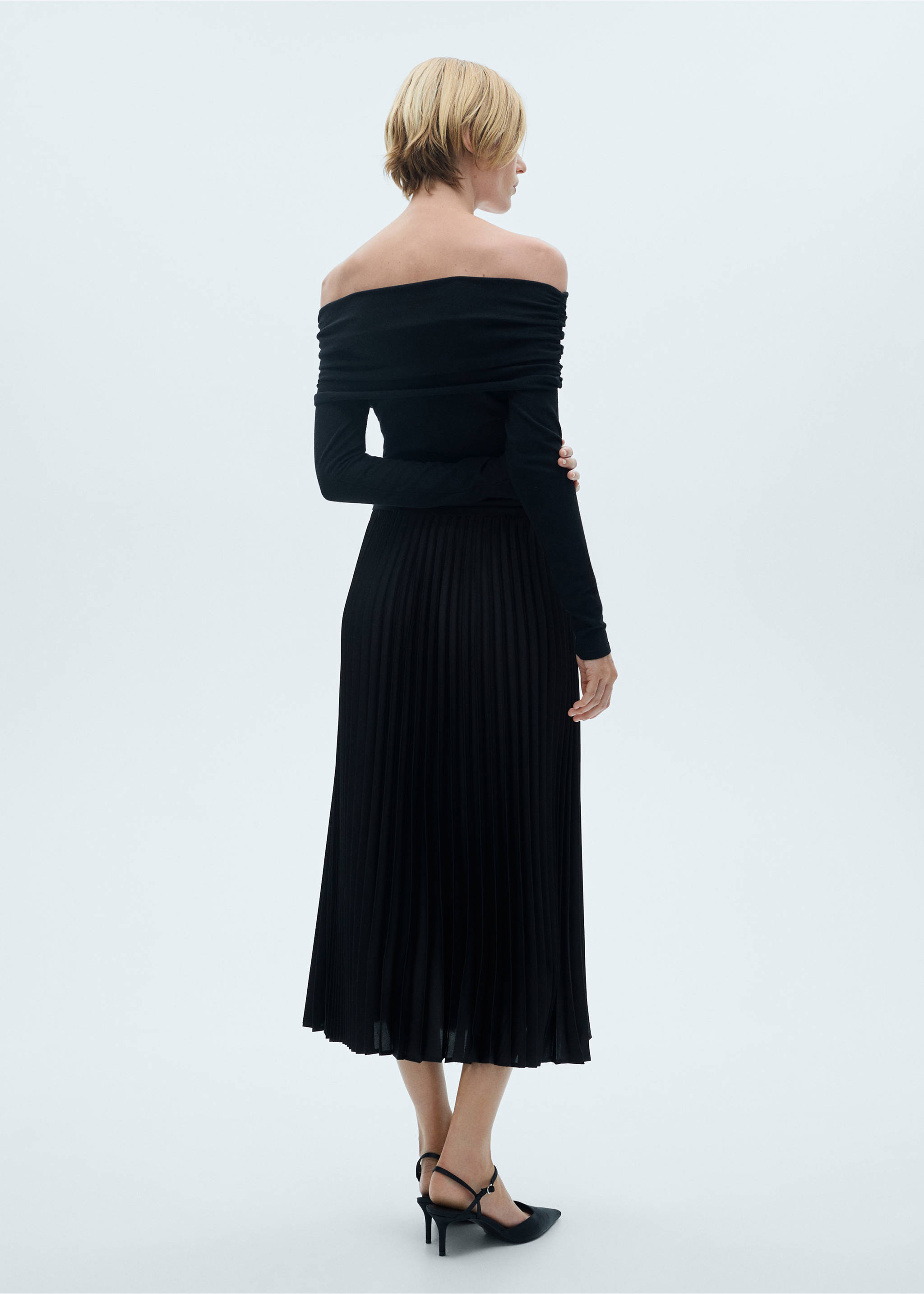 Pleated long skirt - Reverse of the article, Black. Ref: 77086000-00.
