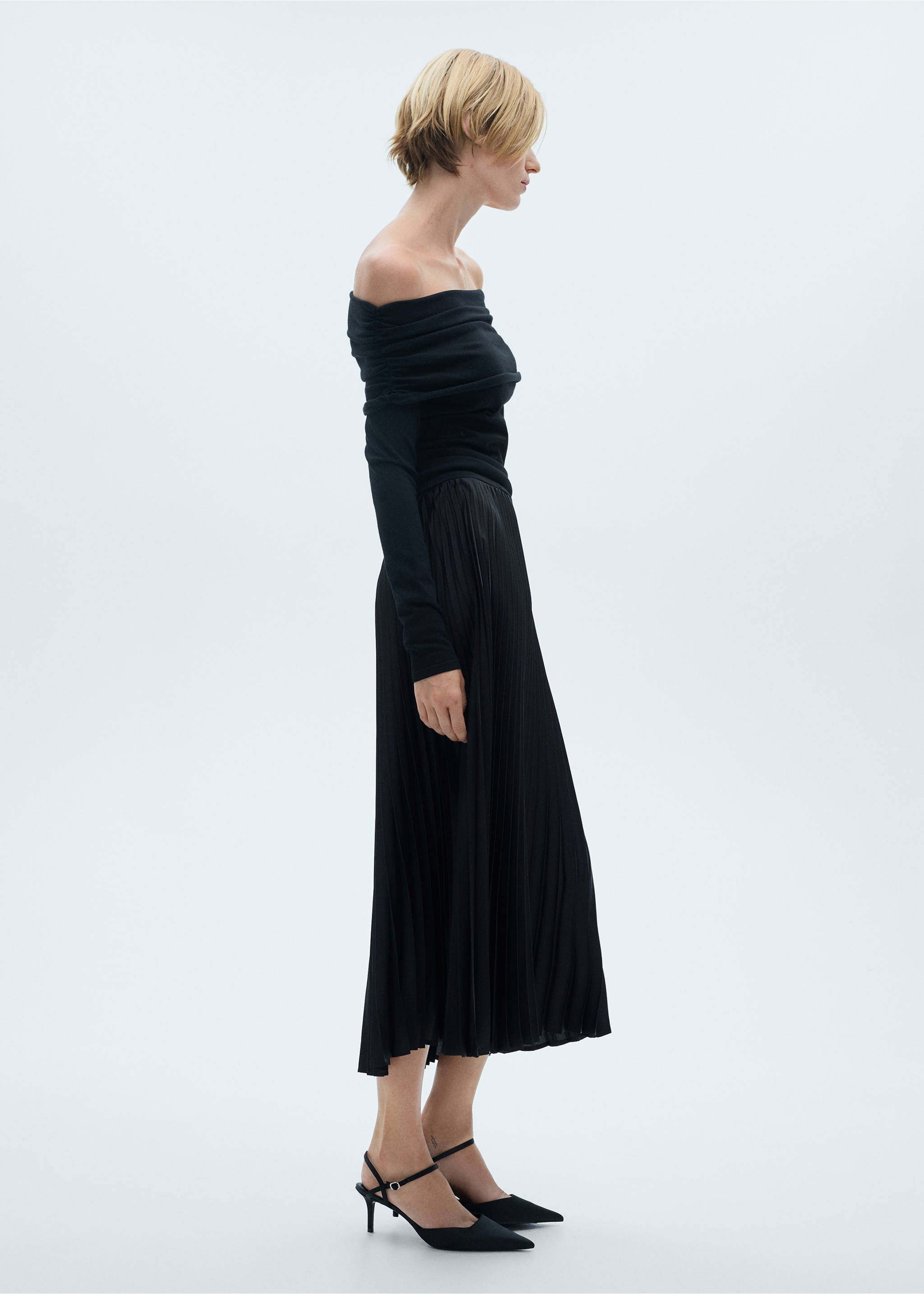 Pleated long skirt - Details of the article 1, Black. Ref: 77086000-00.