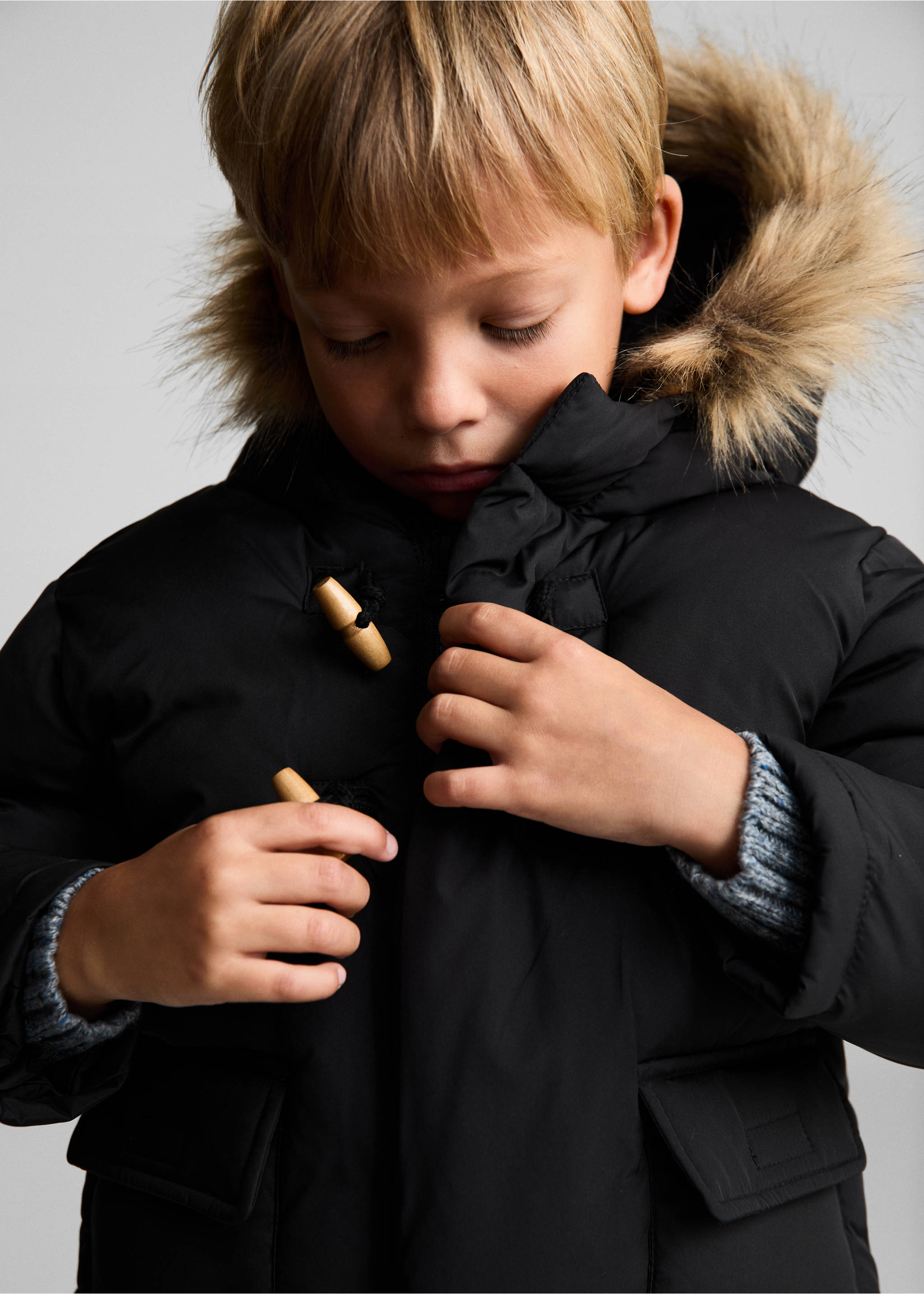 Prošiveni kaput s kapuljačom od umjetnog krzna - Detalji artikla 4, Crna. Ref: 77086336-00.