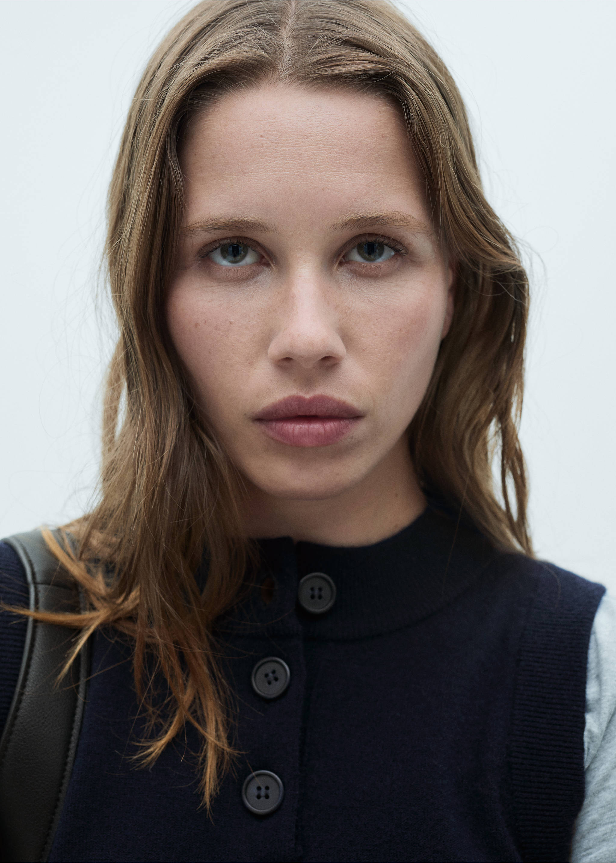 Strickweste mit Knopfkragen - Detail des Artikels 1, Dunkles Marineblau. Ref: 77086722-00.