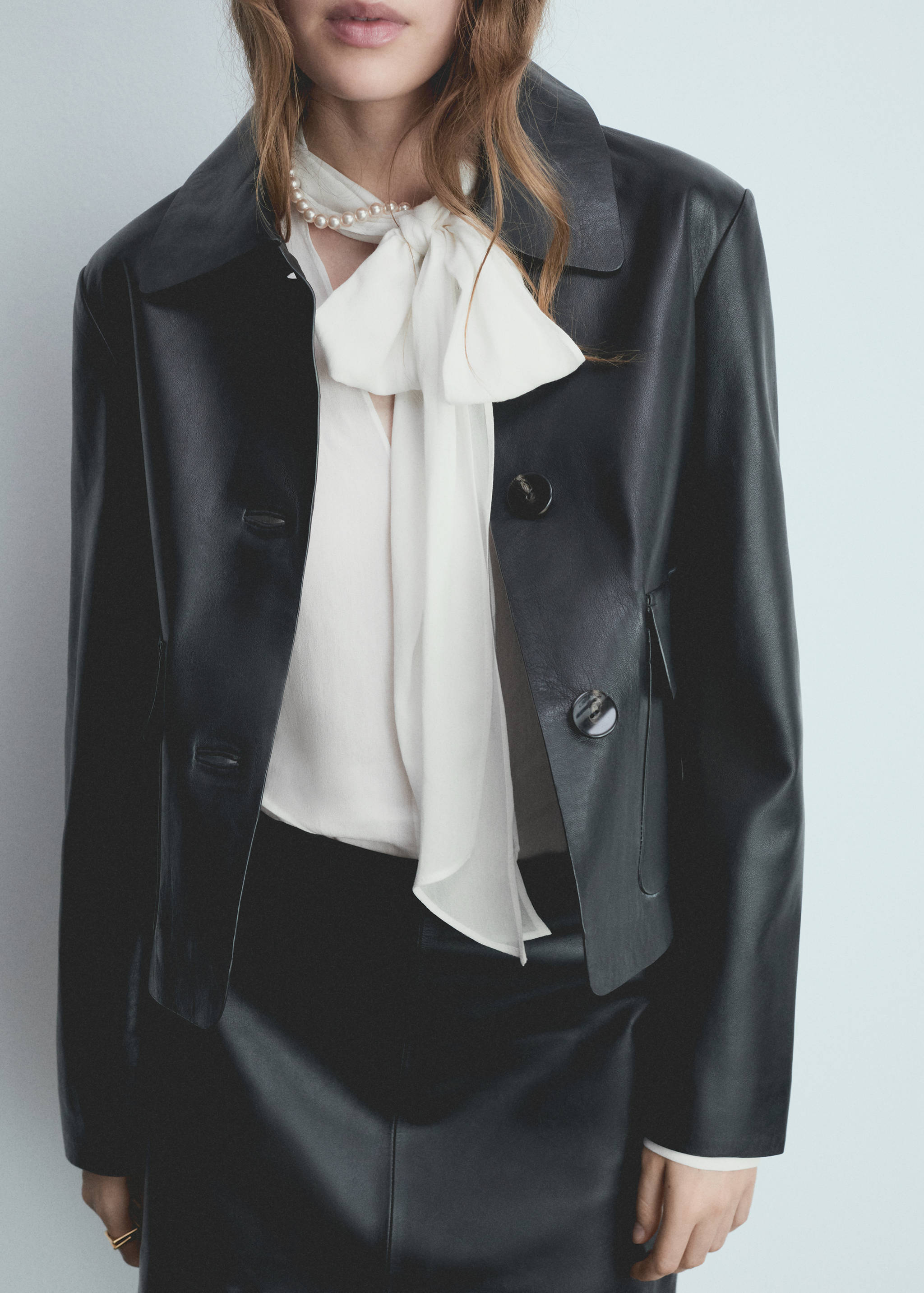 Blusa lazada cuello - Plano medio